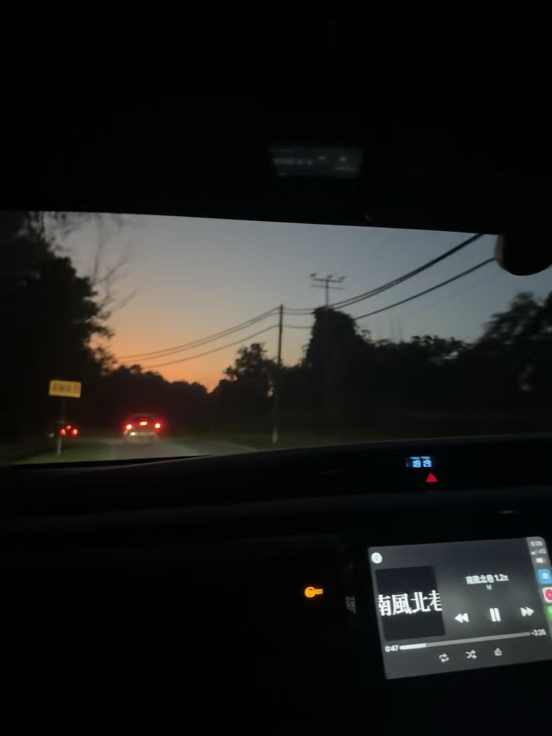 黄昏开车路过乡间小路，车窗一开全是风和晚霞
