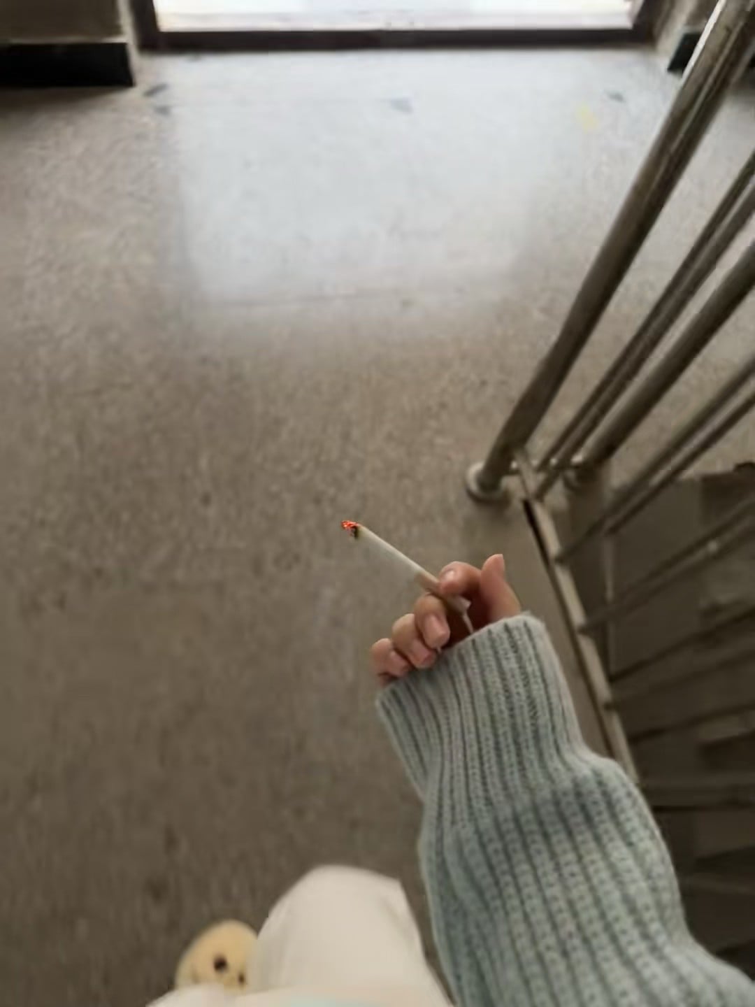 楼梯间偷抽一口，被风卷走的烟灰像极了我今天的心情