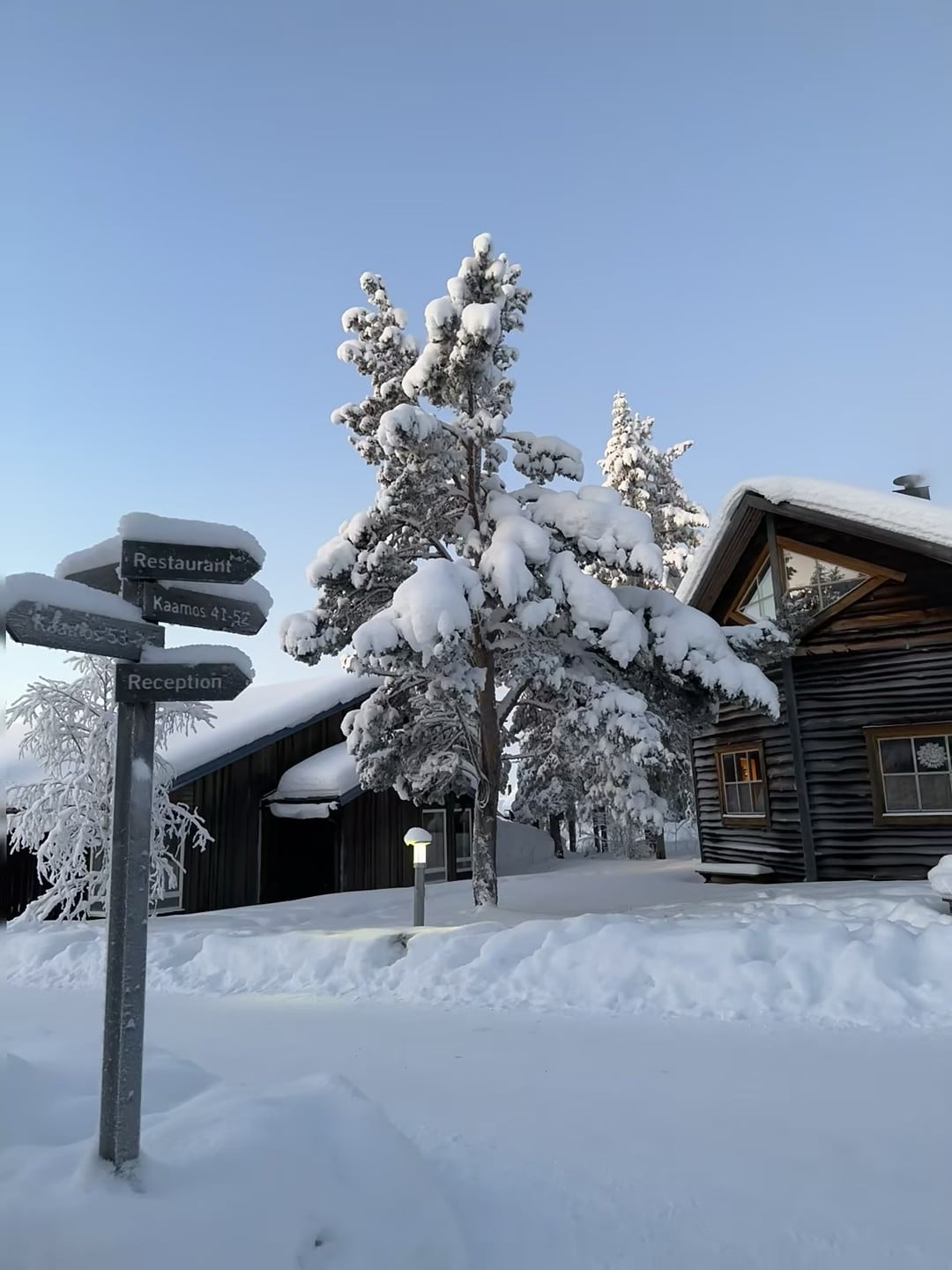 雪封木屋的清晨，路牌上积着半指厚的雪｜芬兰冬日日常
