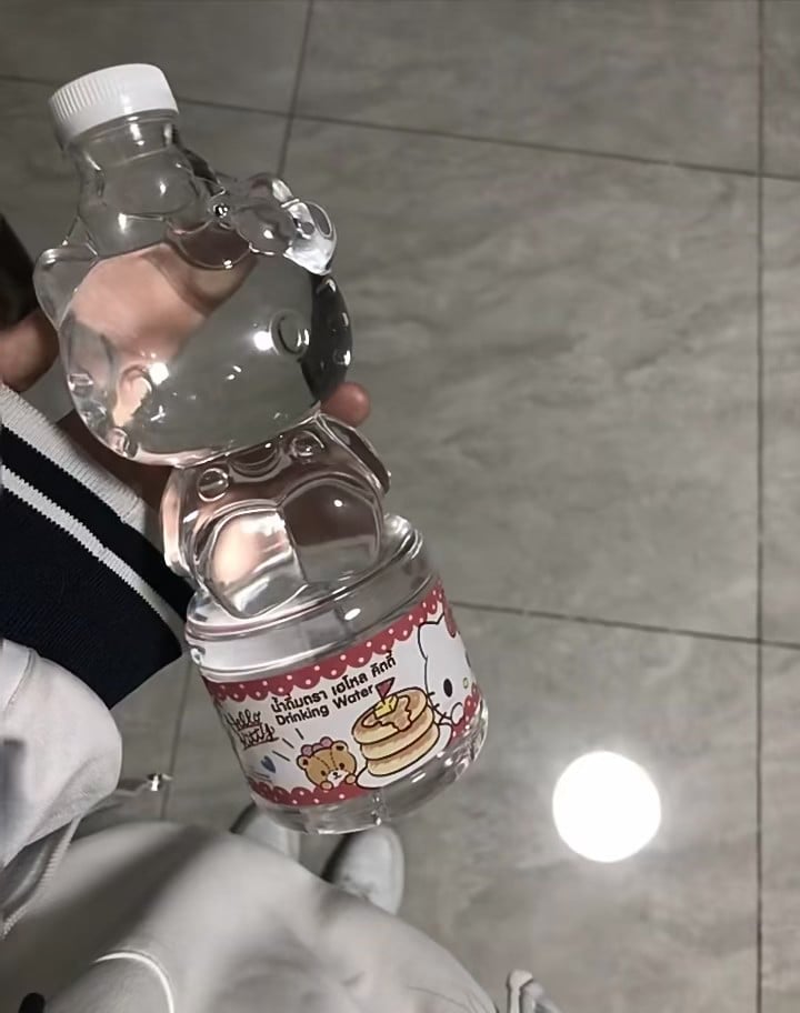 被这瓶Hello Kitty水瓶萌到失语…谁懂啊！