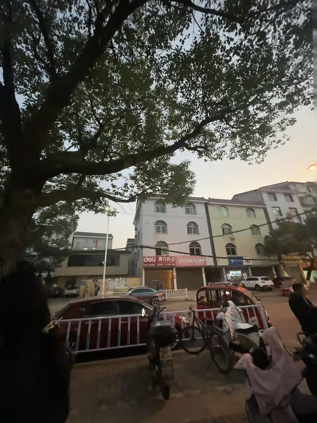 傍晚街角的树影和红车，像被按了慢放键