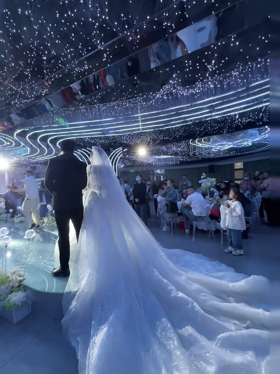 今天在The Starlight Hall看了一场银河婚礼✨ 裙摆拖了快10米，天花板全是星点光