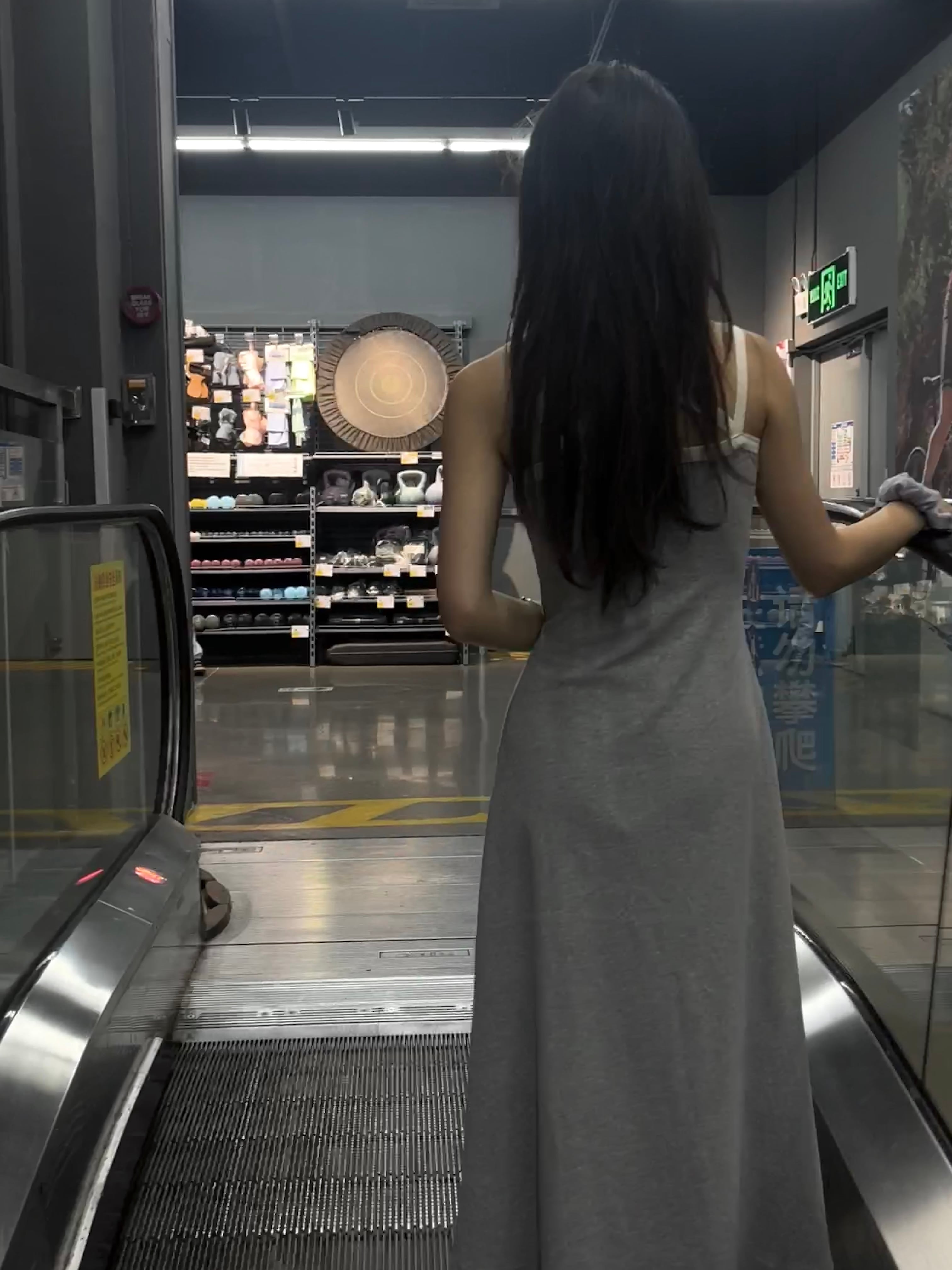 今天在健身馆电梯上被自己美到…灰裙配长发像行走的氛围感
