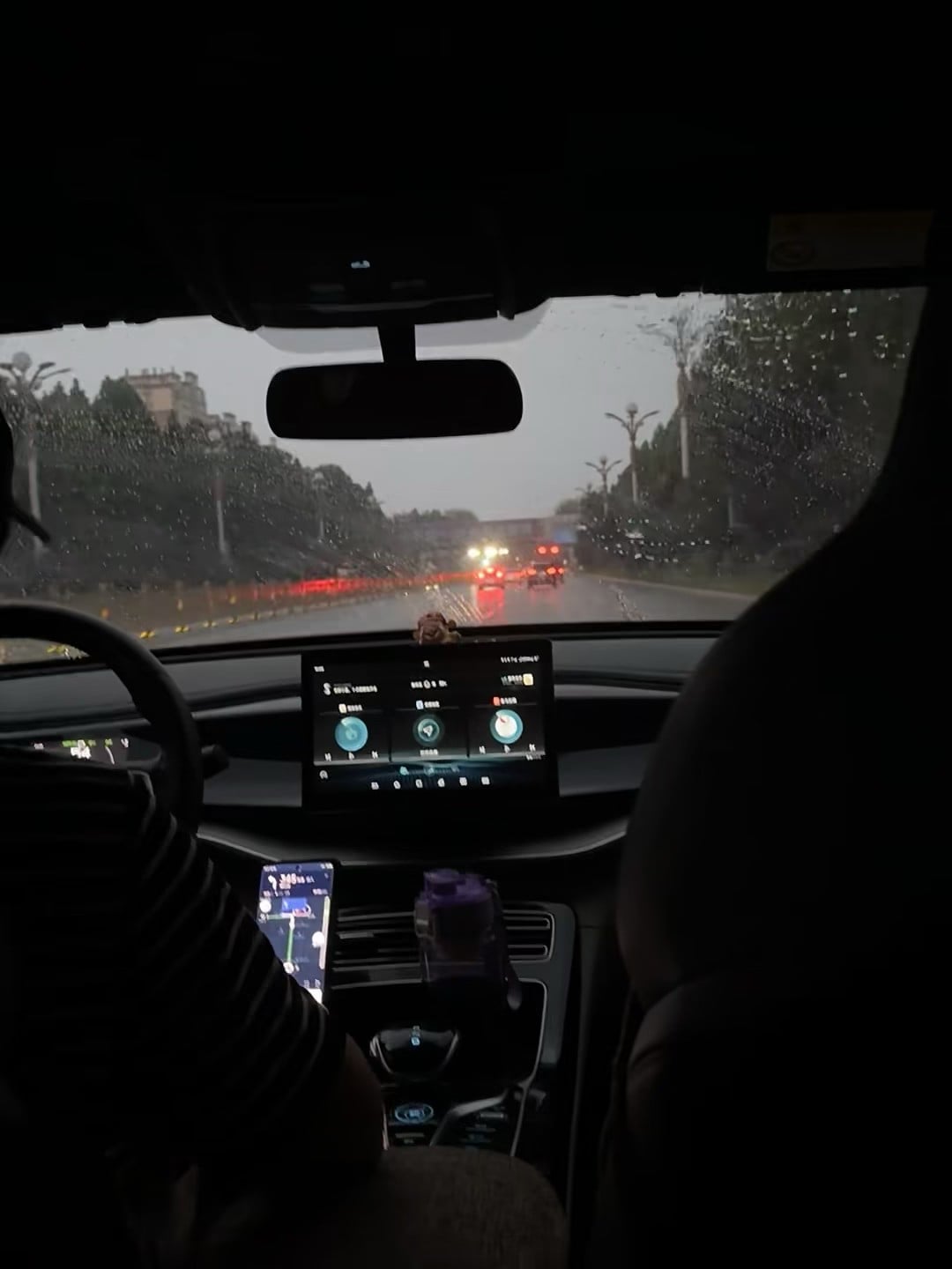 雨天通勤的静默时刻 🌧️ 车窗雾气+后视镜里的红光，像在看一场慢动作电影