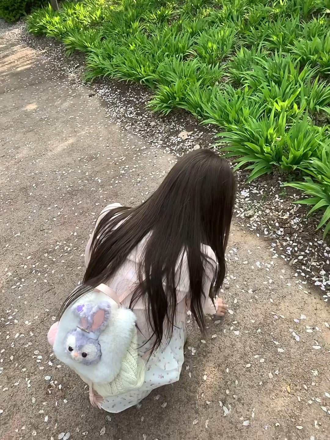 小兔子背包蹲在樱花道上，像把春天揣进了怀里 🌸