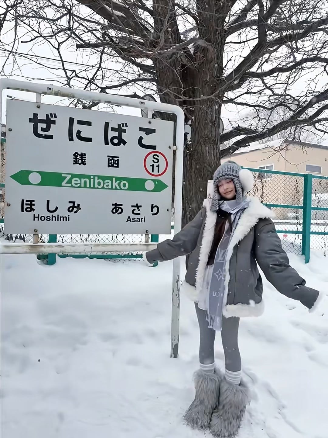 雪天蹲在Zenibako站牌旁，帽子耳朵被冻红了但好拍～