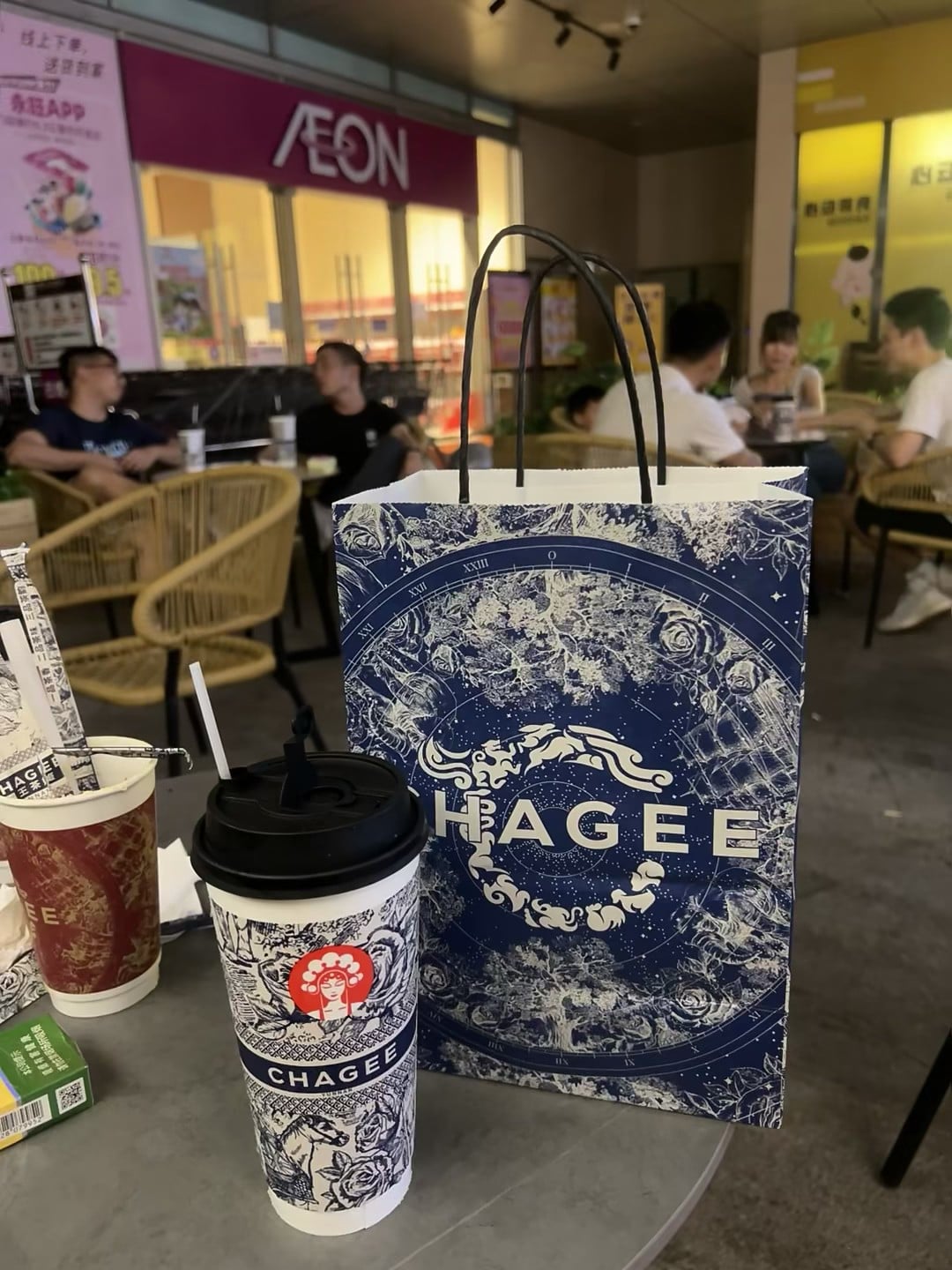 咖啡杯配星图纸袋，今天在AEON旁的街角小坐