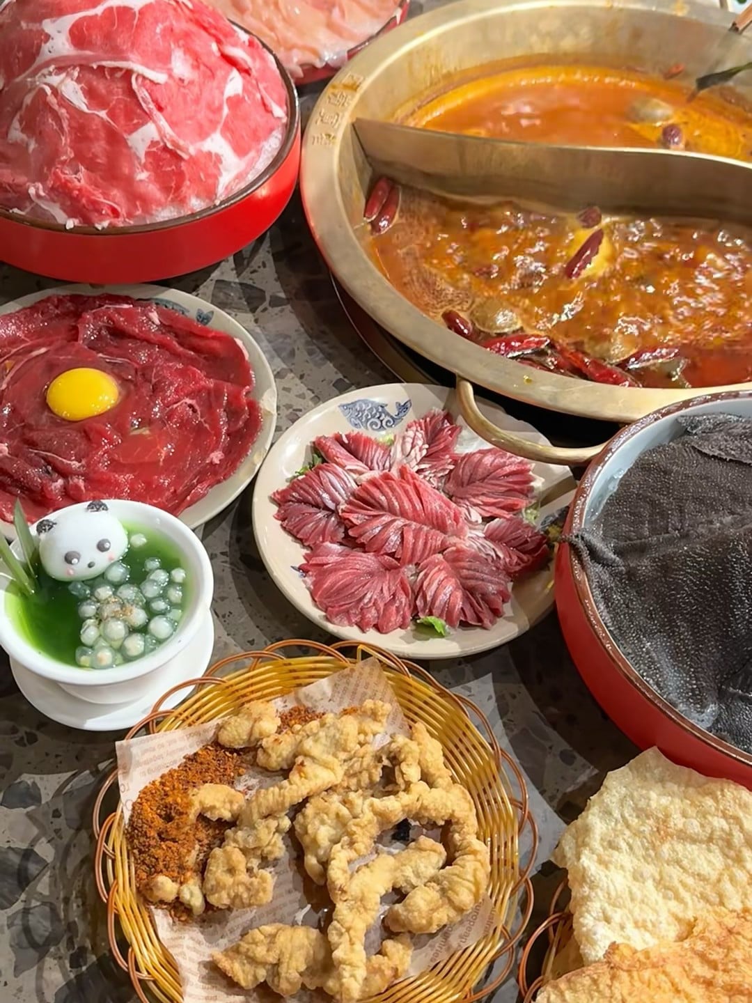 今晚的火锅局，是用本地超市买的牛肉卷+自己摆盘的仪式感