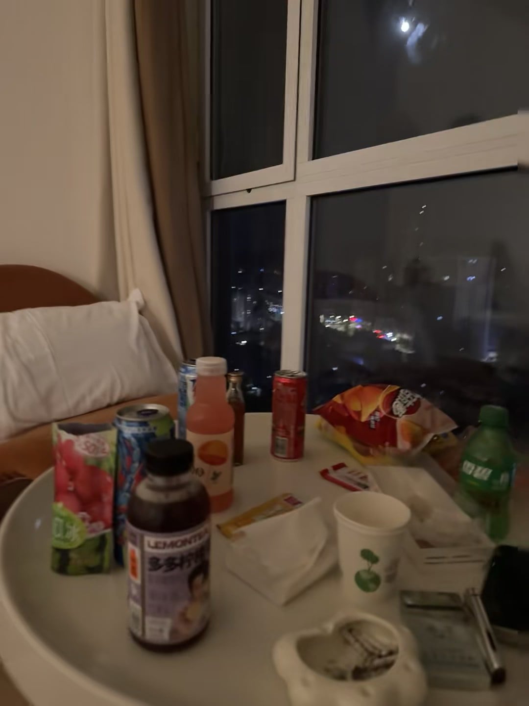 深夜小桌布：冰镇饮料+薯片+半杯咖啡，是独居生活的温柔仪式感