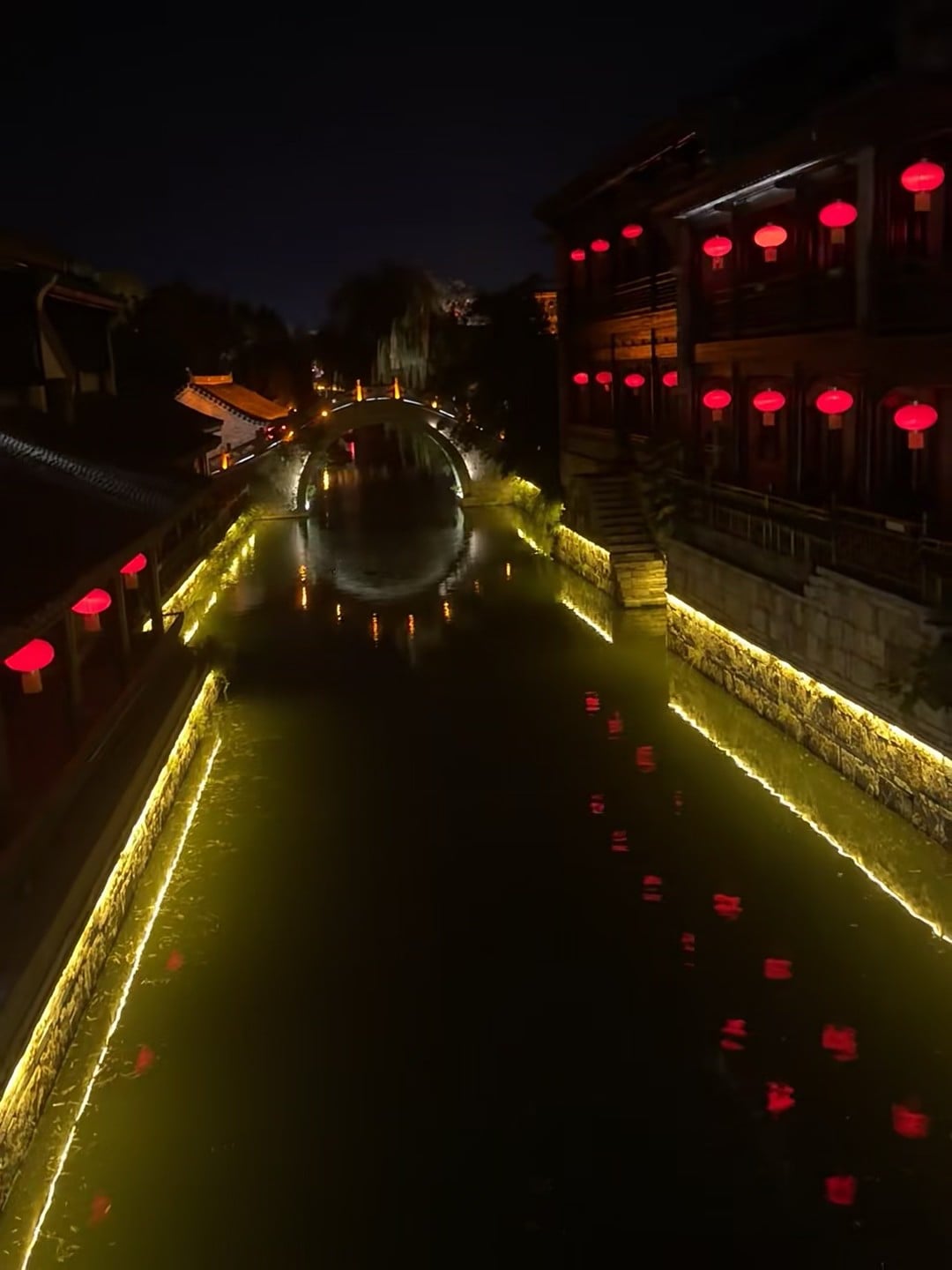 夜游小河湾，红灯笼漂在水面上像打翻的糖霜～