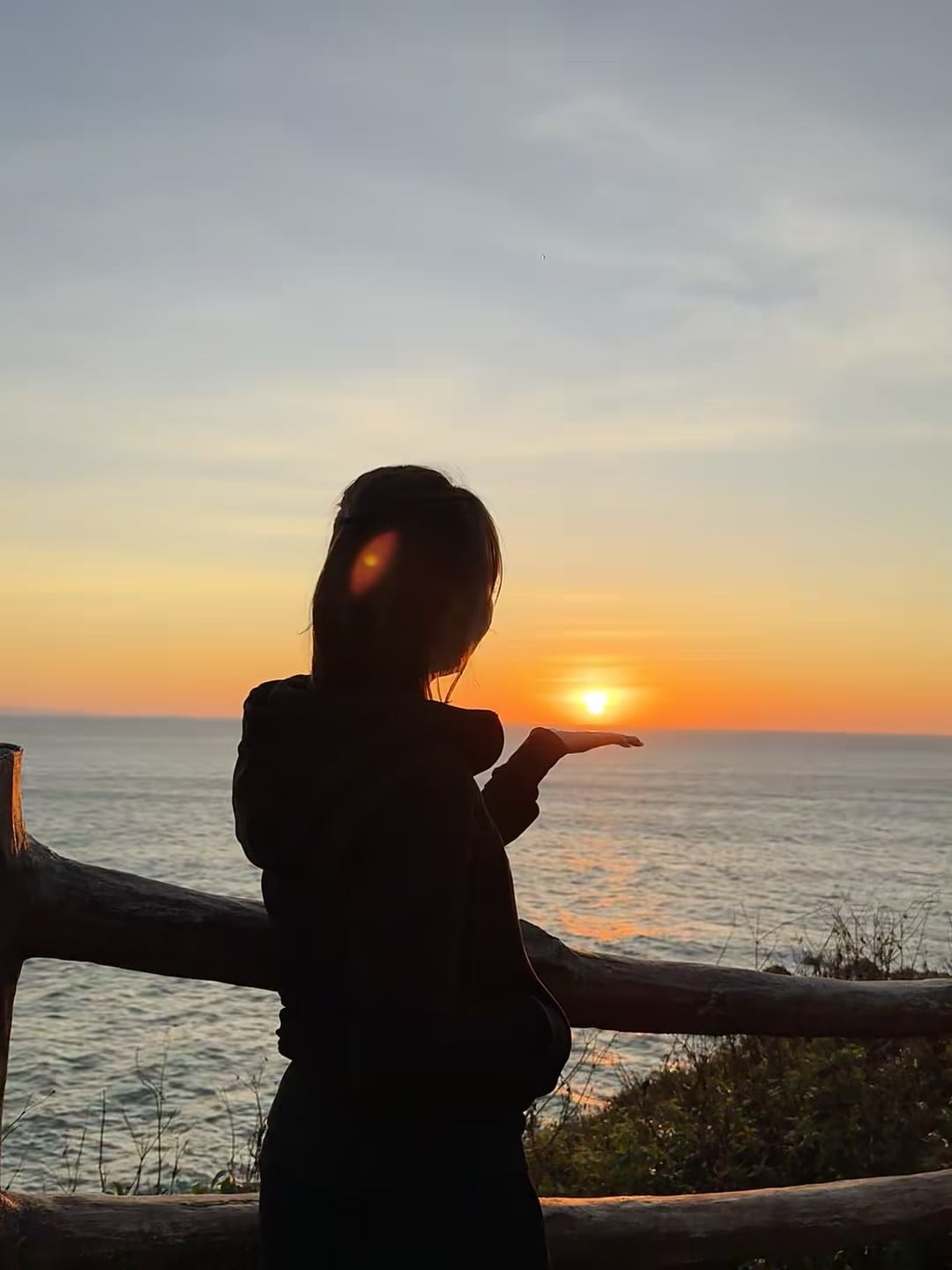 把夕阳捏在掌心 🌅 今天在海边木栏杆边，突然觉得时间被拉长了