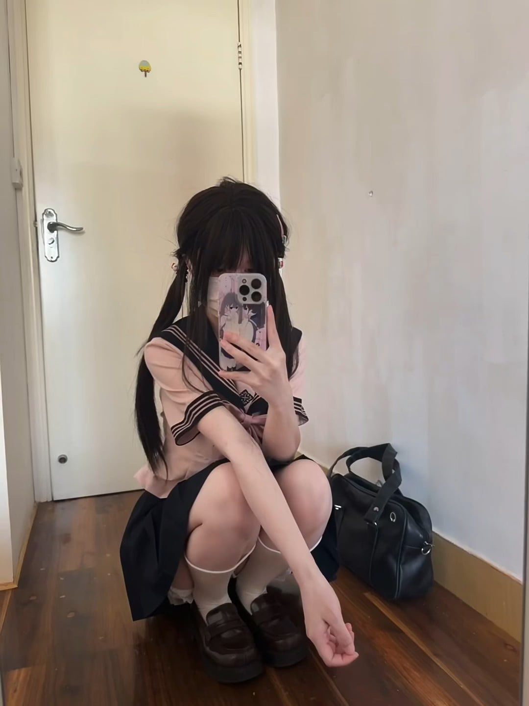 今天蹲在走廊拍了张‘日常’——校服+厚底鞋的反差感谁懂？