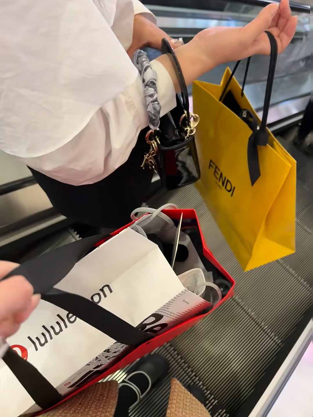 电梯上手忙脚乱的一秒：FENDI 黄袋 + Lululemon 红袋 + 小黑包挂件掉了一地…