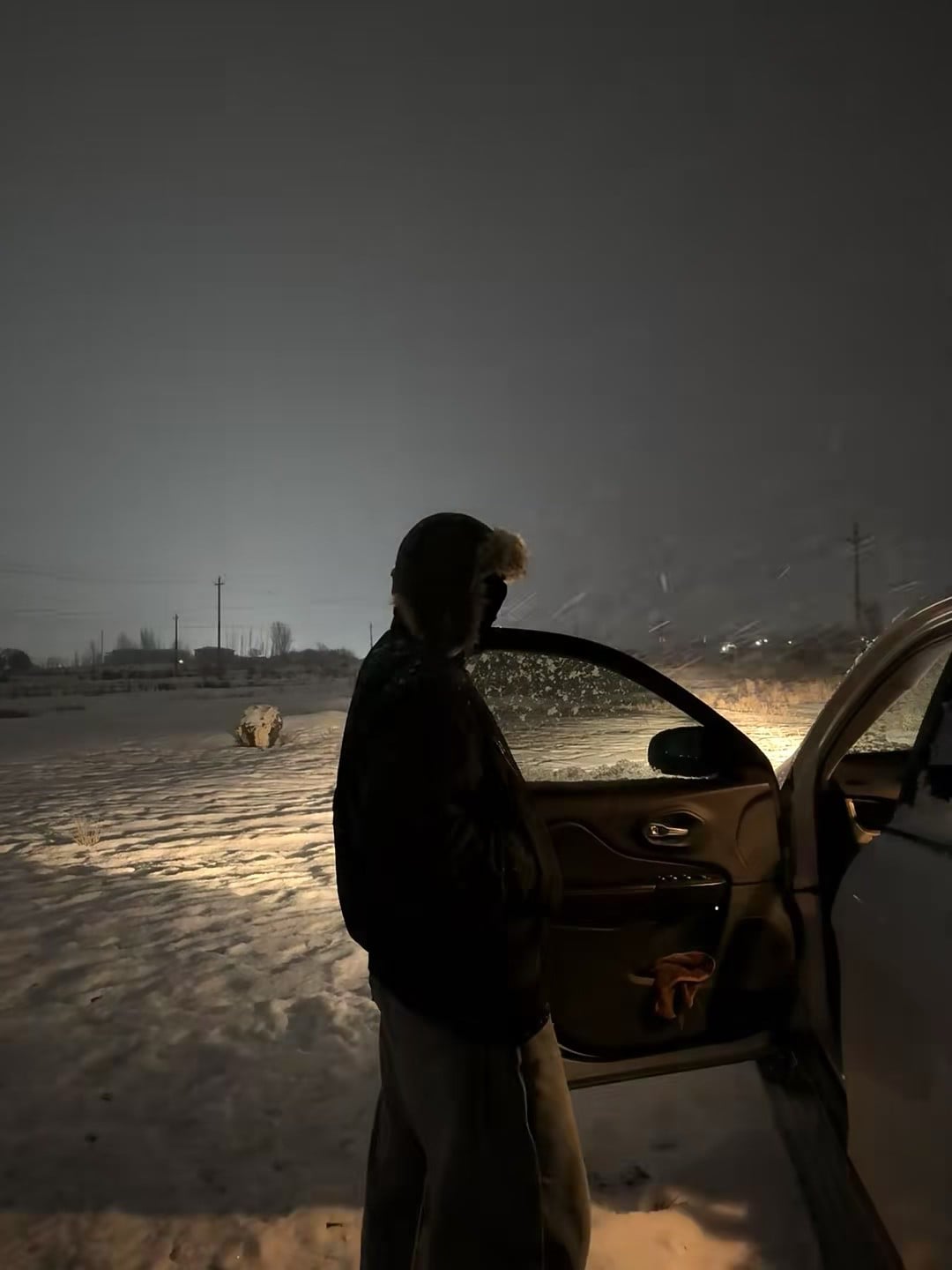 雪夜下车瞬间｜车门一开，风直接把帽子吹飞了