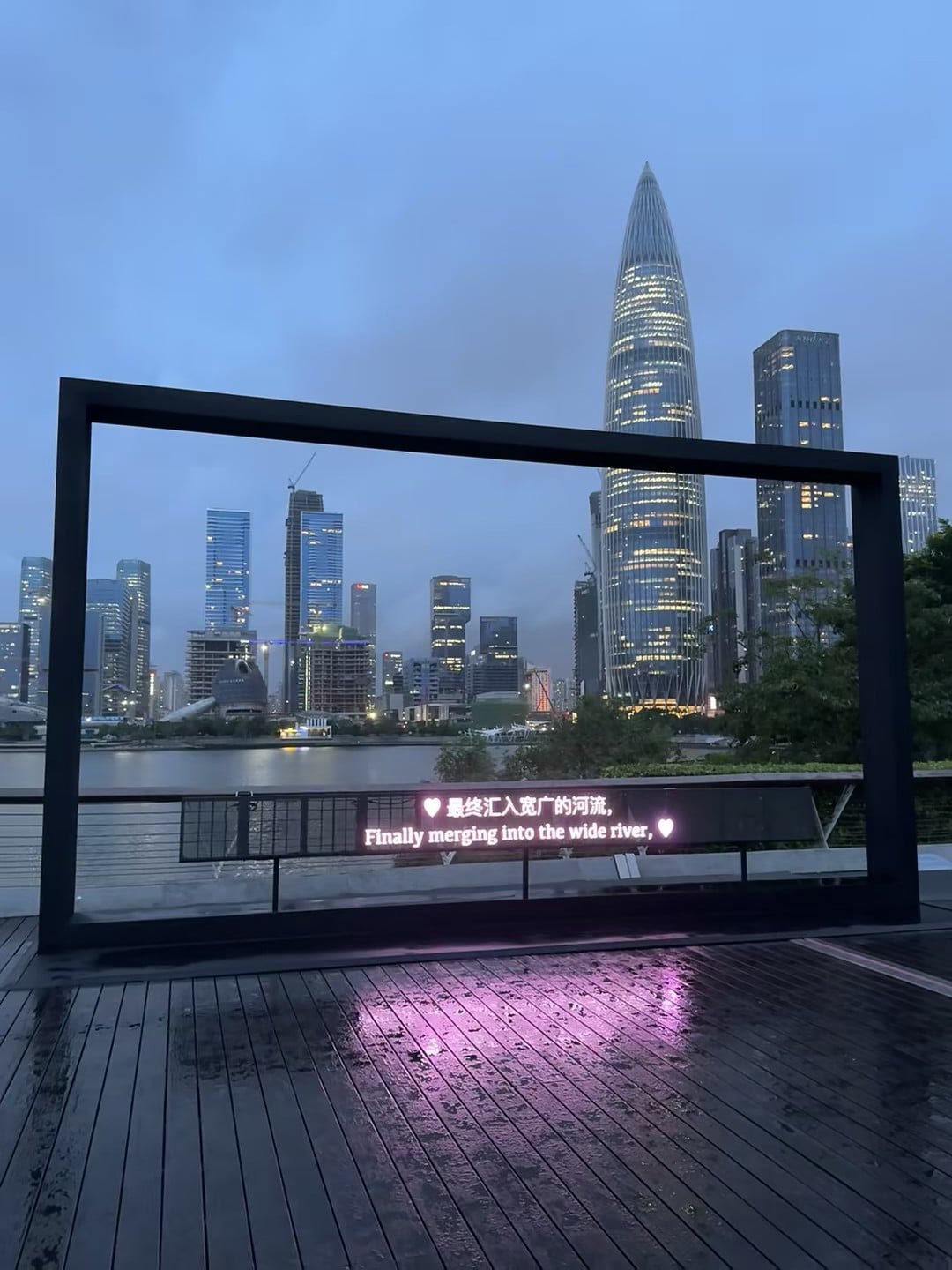雨后傍晚的框景，像把整座城装进了相框里