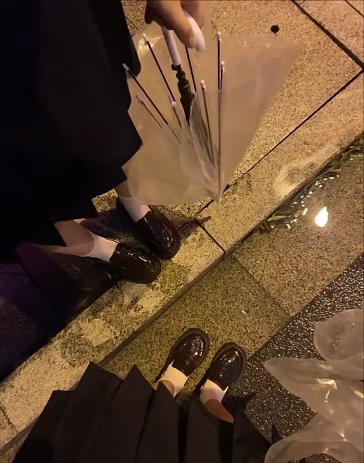 雨天蹲在街角等伞，突然发现我们俩的鞋跟都卡在台阶缝里了…