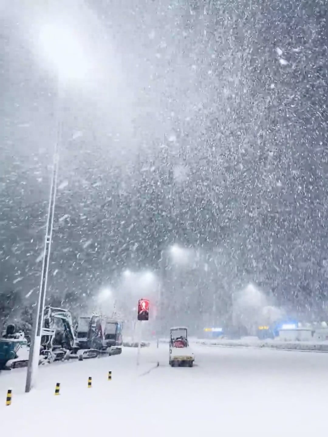 今晚的雪，像被风吹散的糖霜｜路过工地时红灯停了三分钟