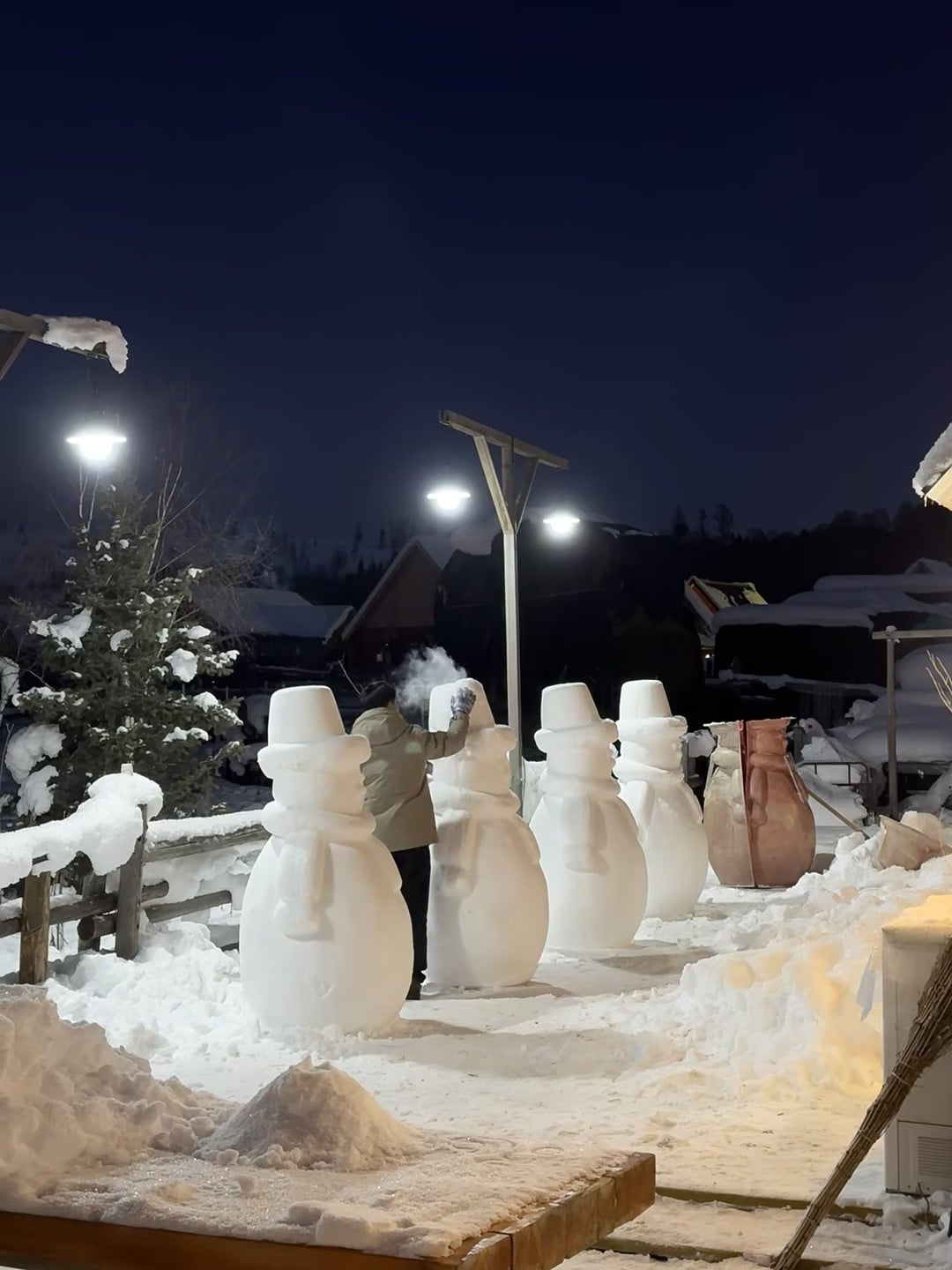 深夜雪人小分队｜今晚的雪堆是给谁准备的？❄️