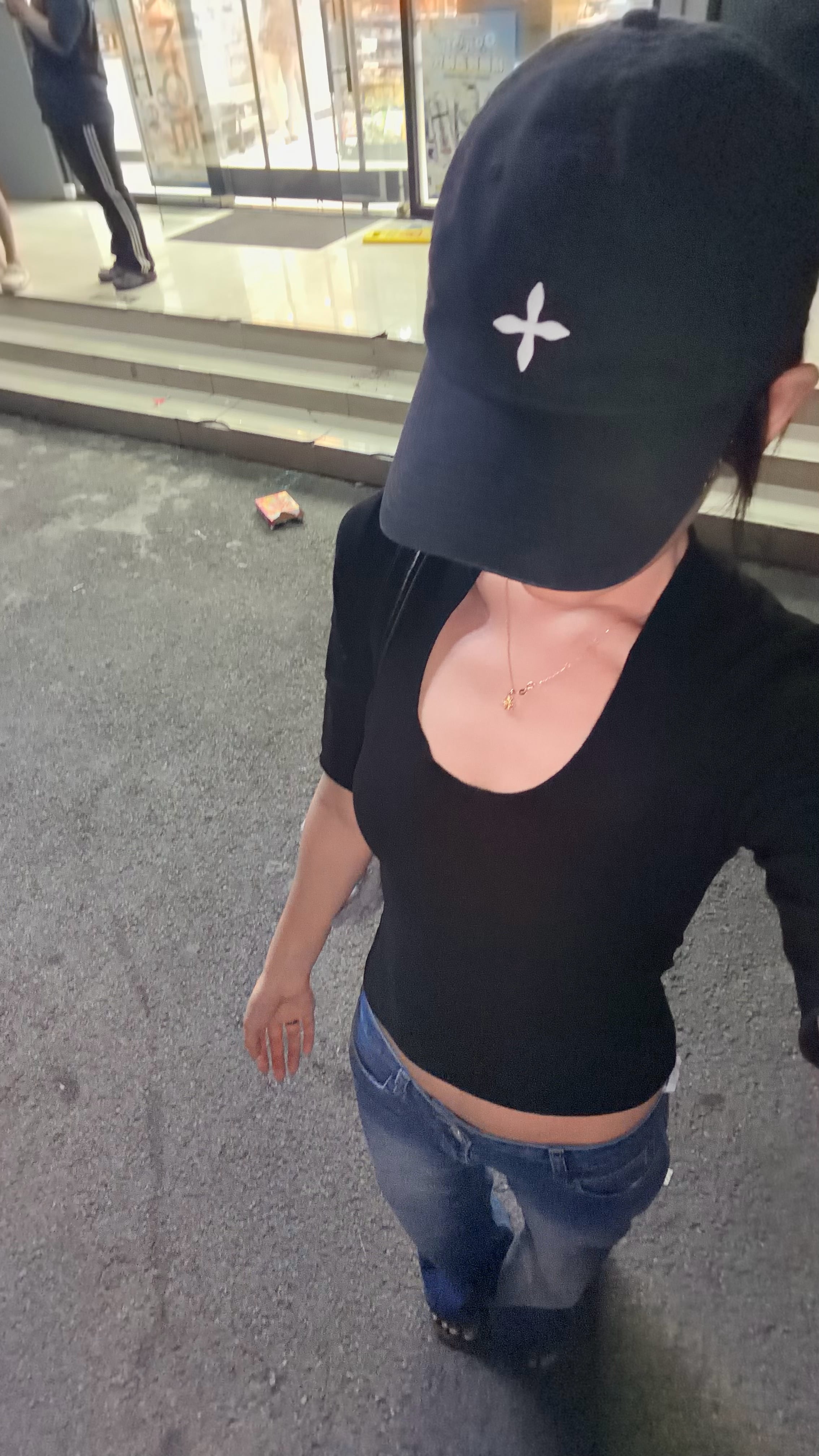 今天在街角被自己帅到了…帽子压得低低的，但心是敞亮的
