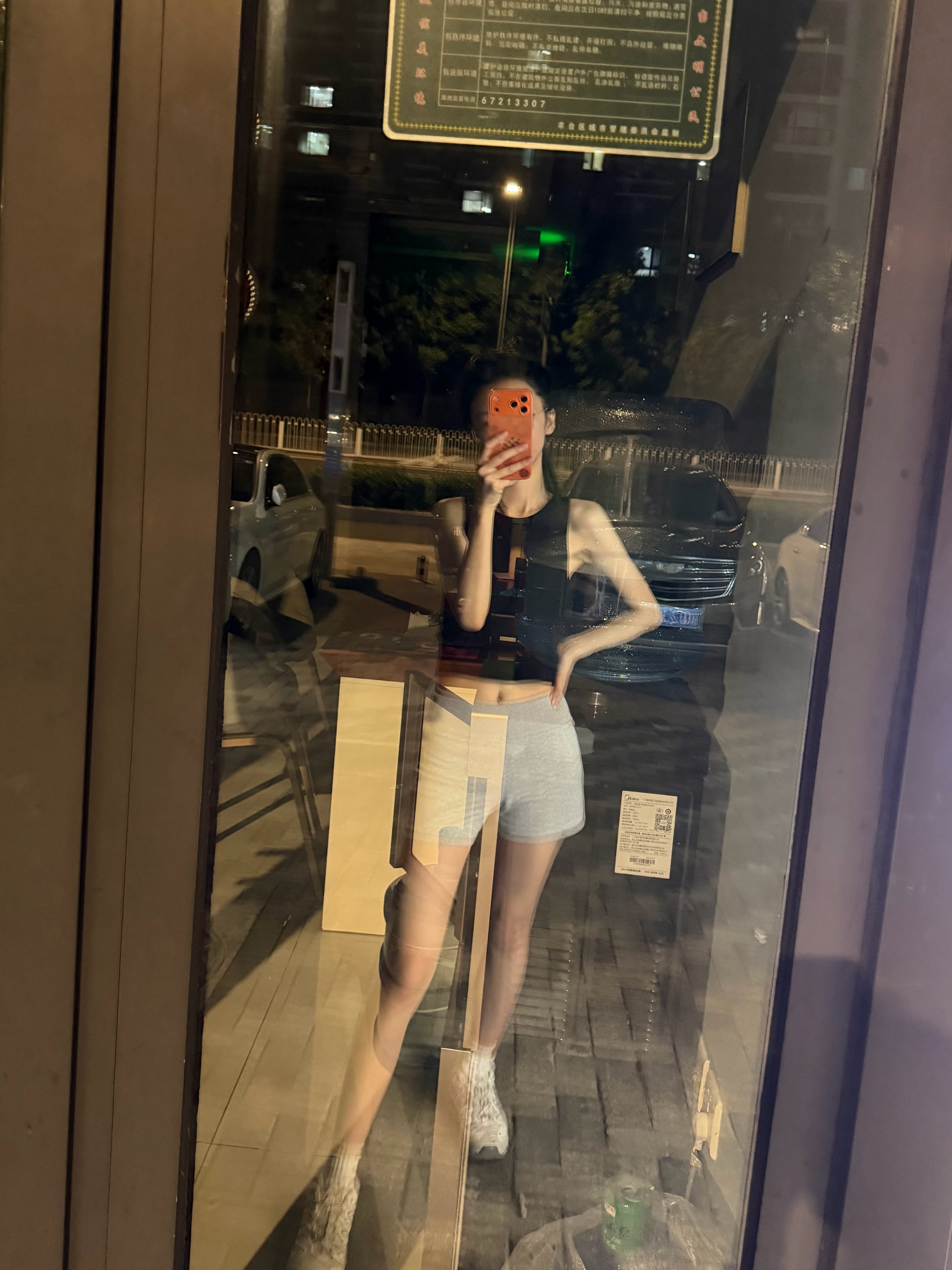夜跑后在街角玻璃门自拍，路灯把影子拉得像幅抽象画 🌃