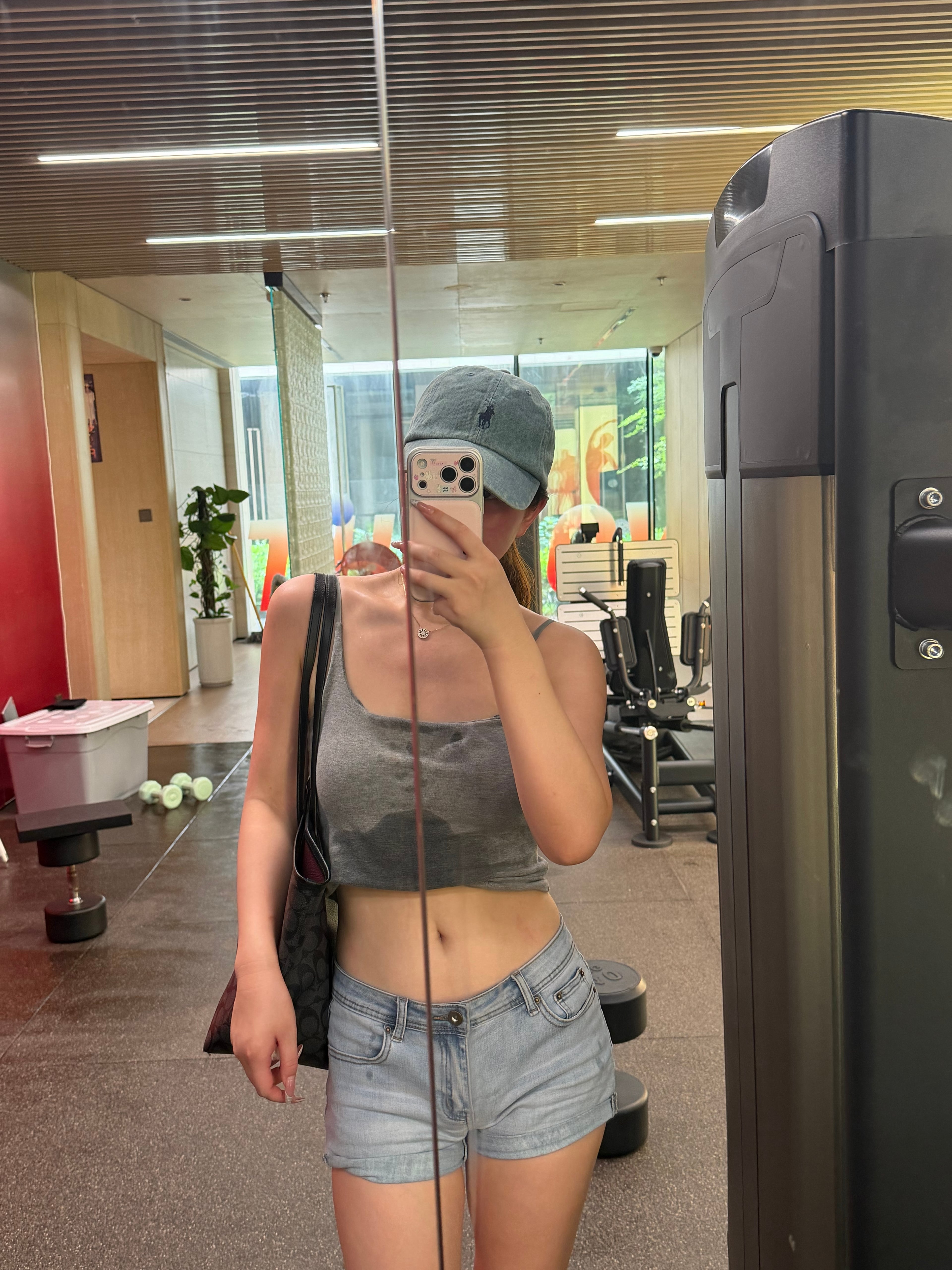 健身后镜子里的汗渍+猫耳帽，今天在Gym的自我和解时刻