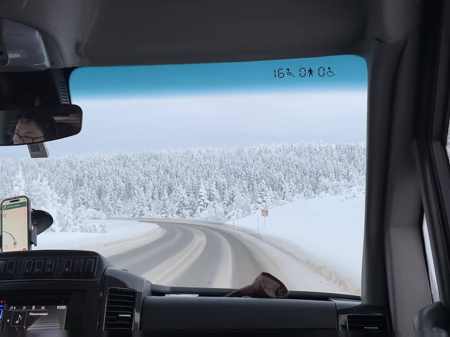 雪路弯弯，方向盘都快被自己笑出褶子了…今天在冰原公路上开得像玩赛车
