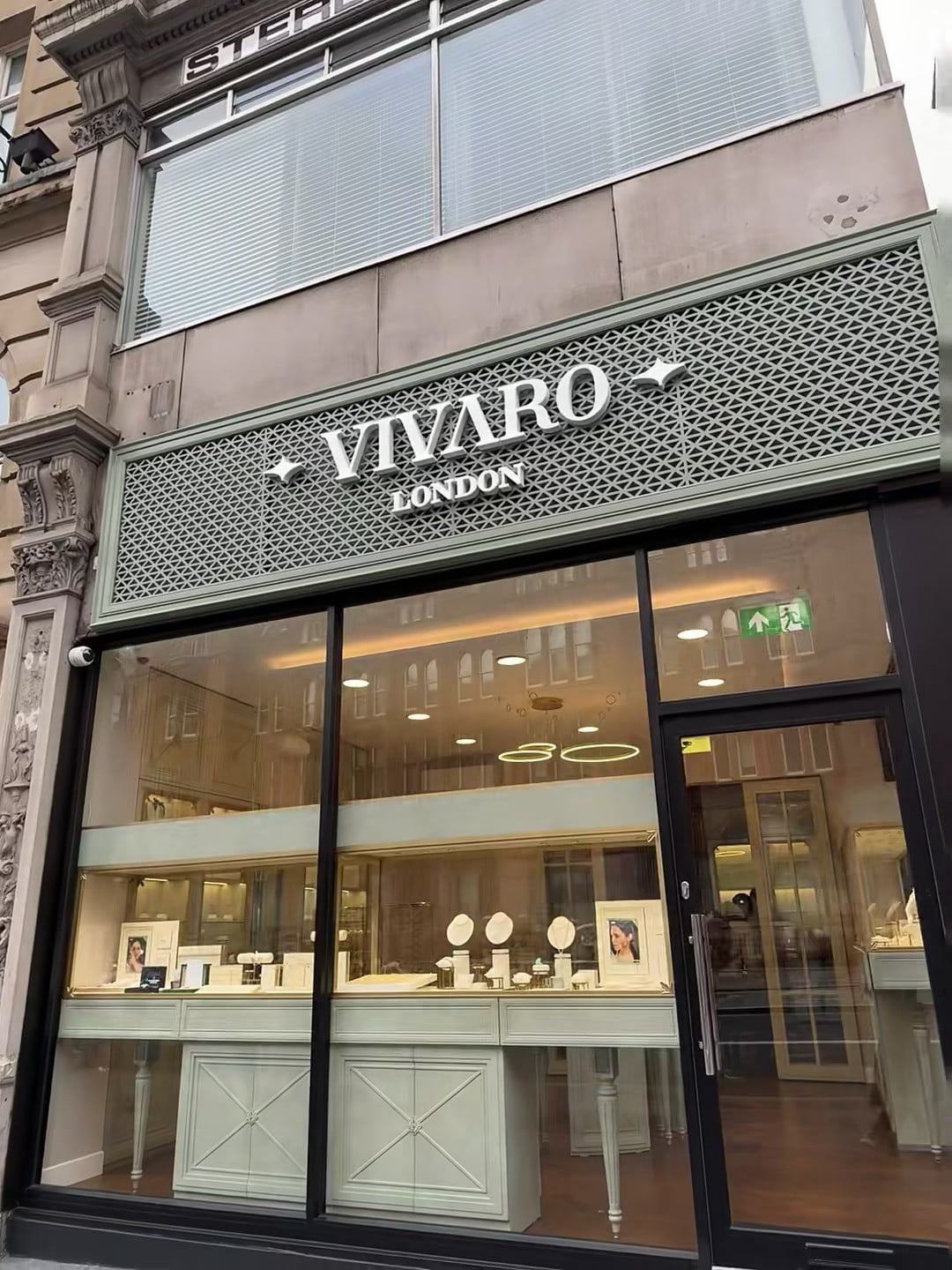 路过Vivaro London，橱窗里那排白瓷展柜像童话里的珠宝盒