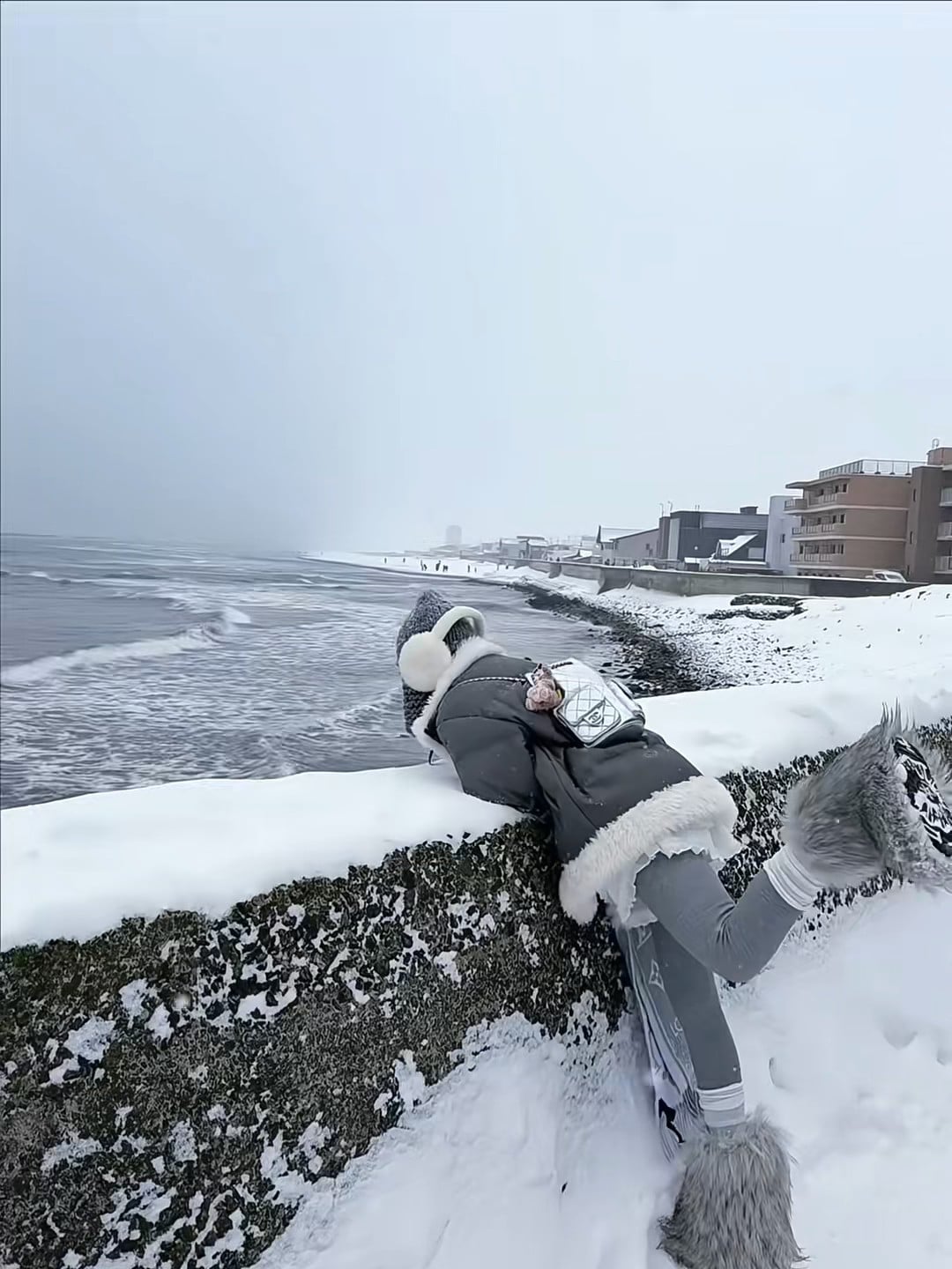 雪天海边摸鱼，连海浪都懒得拍我了🌊