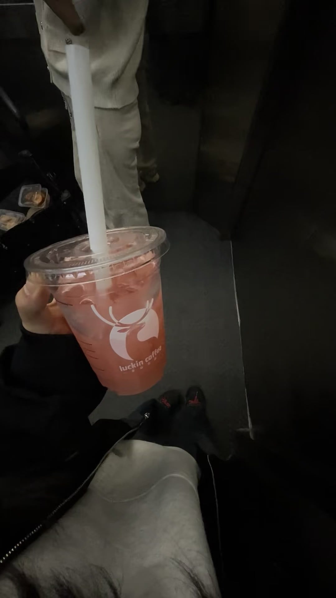 地铁上喝完这杯粉红，发现窗外是雨后的街角咖啡店