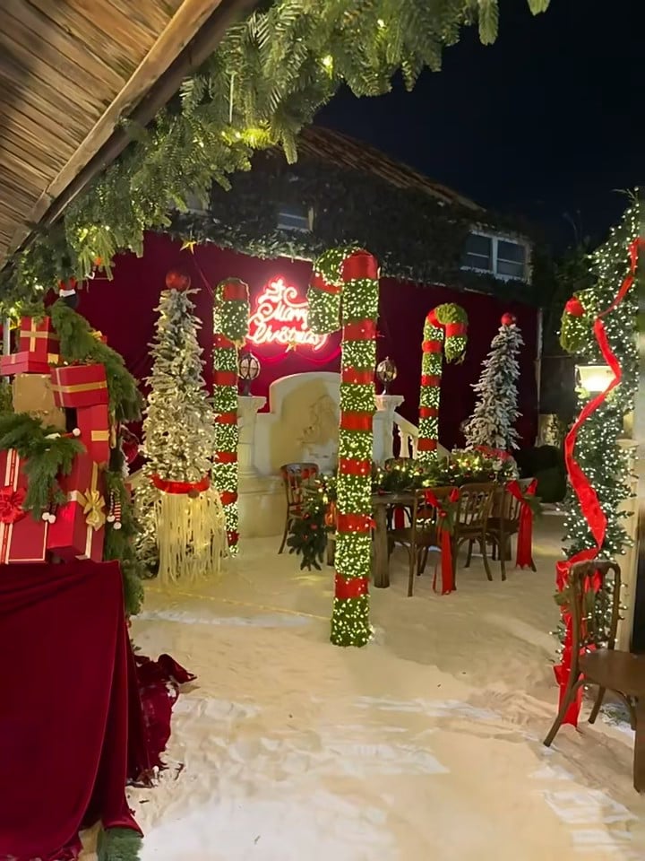 今晚在Santa's Village溜达，雪地里吃圣诞晚餐，甜度超标！🎄