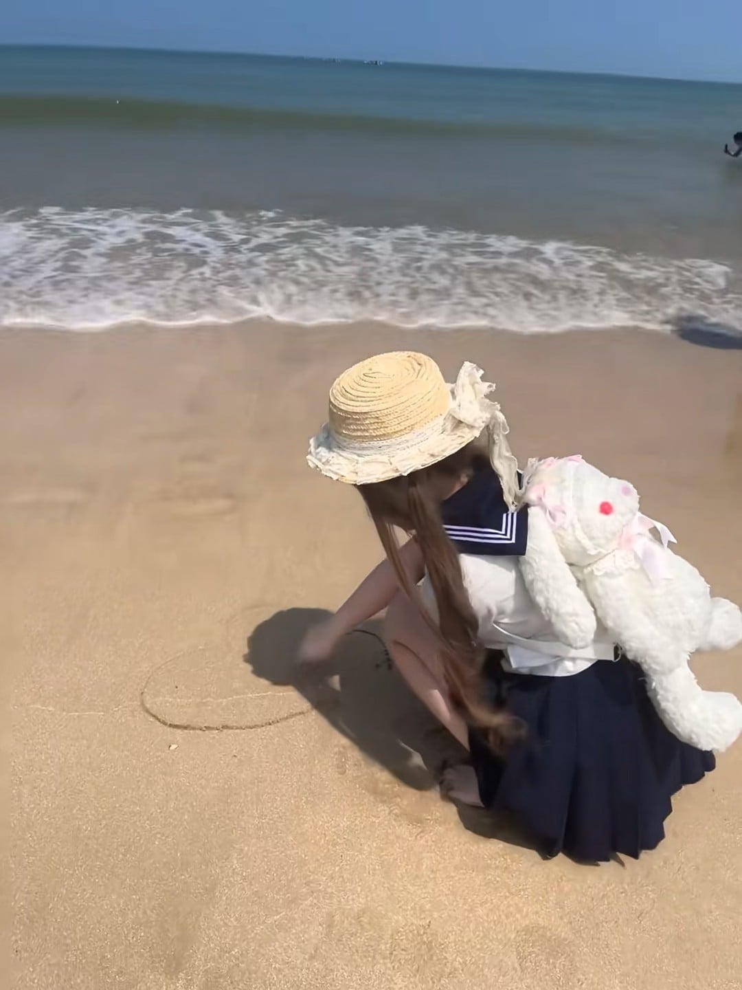 海边蹲着画圈圈的下午，连海风都替我打伞～