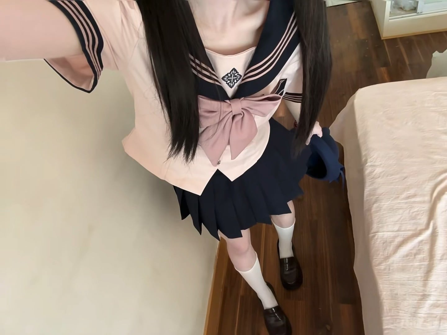 今天在宿舍试了新买的水手服，结果发现领口那颗纽扣是松的…
（谁懂啊这破衣服的倔强）