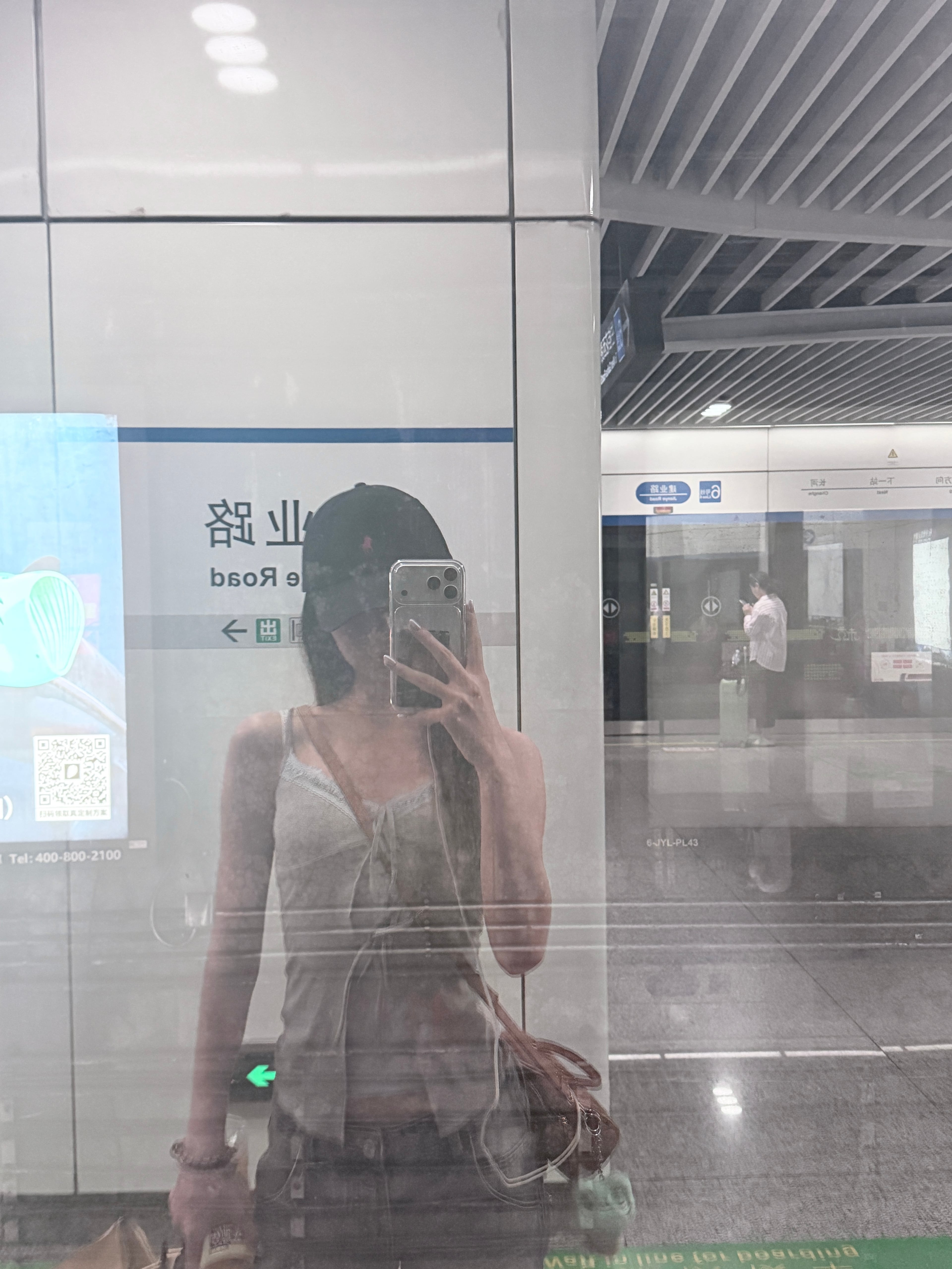 地铁站镜子里的日常｜今天穿了件旧背心+牛仔裤，像被生活按了快进键