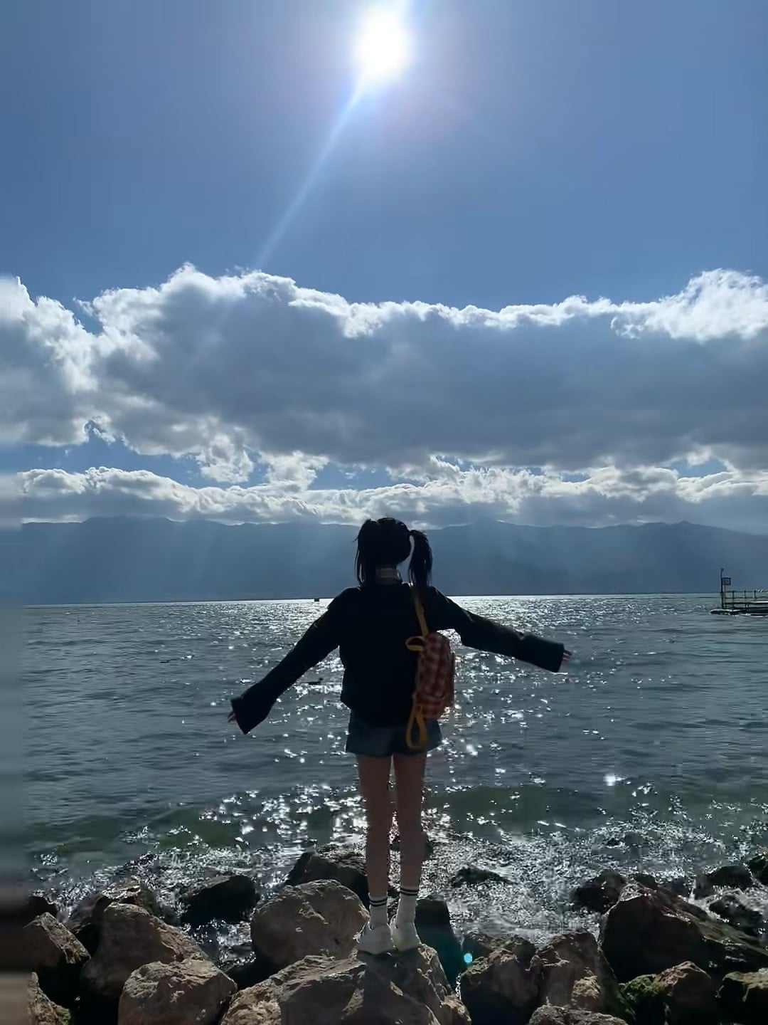 阳光太刺眼，连背影都发光了✨
