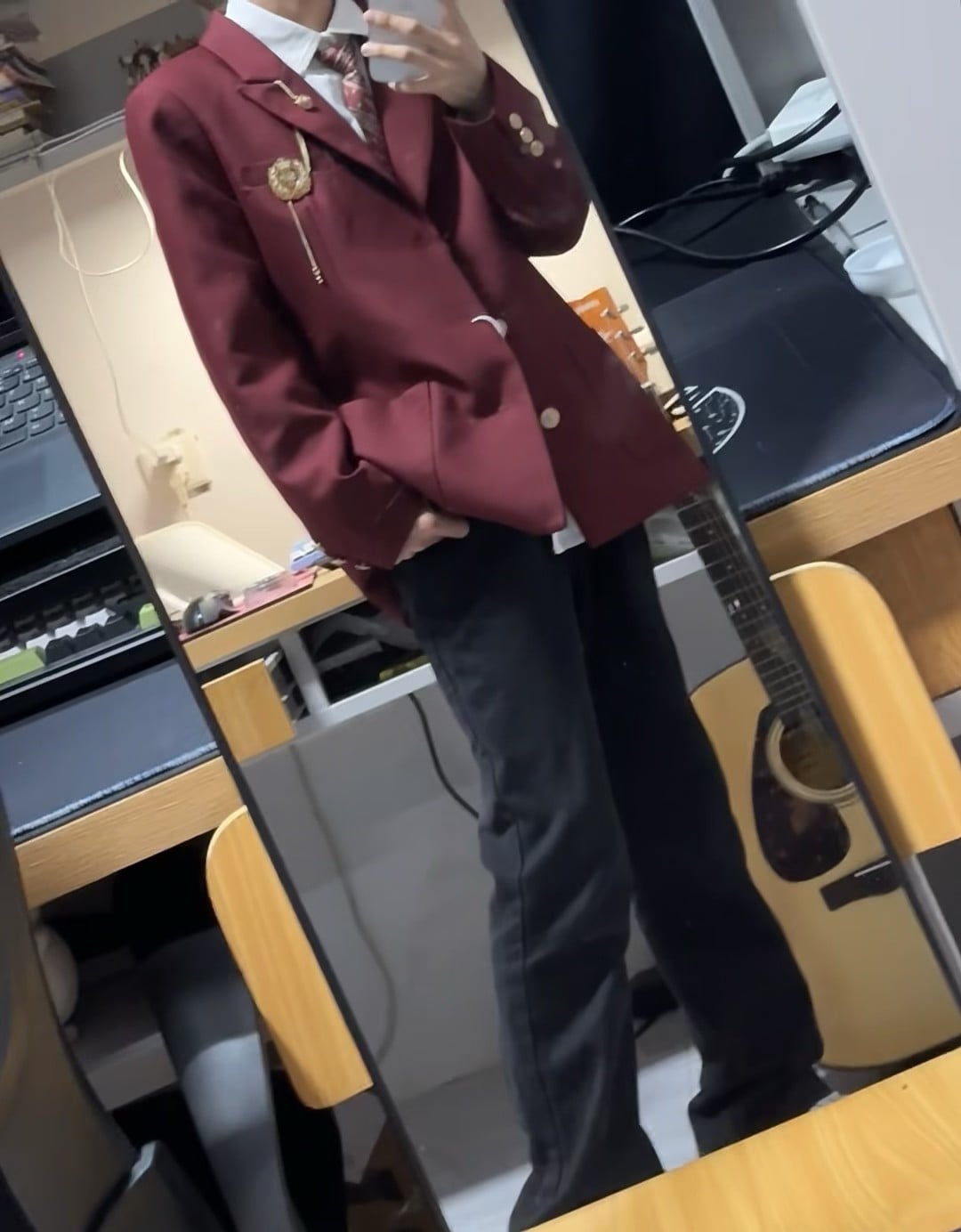 今天穿校服去打工？不，是去琴行兼职收银…顺便被吉他店老板夸了发型