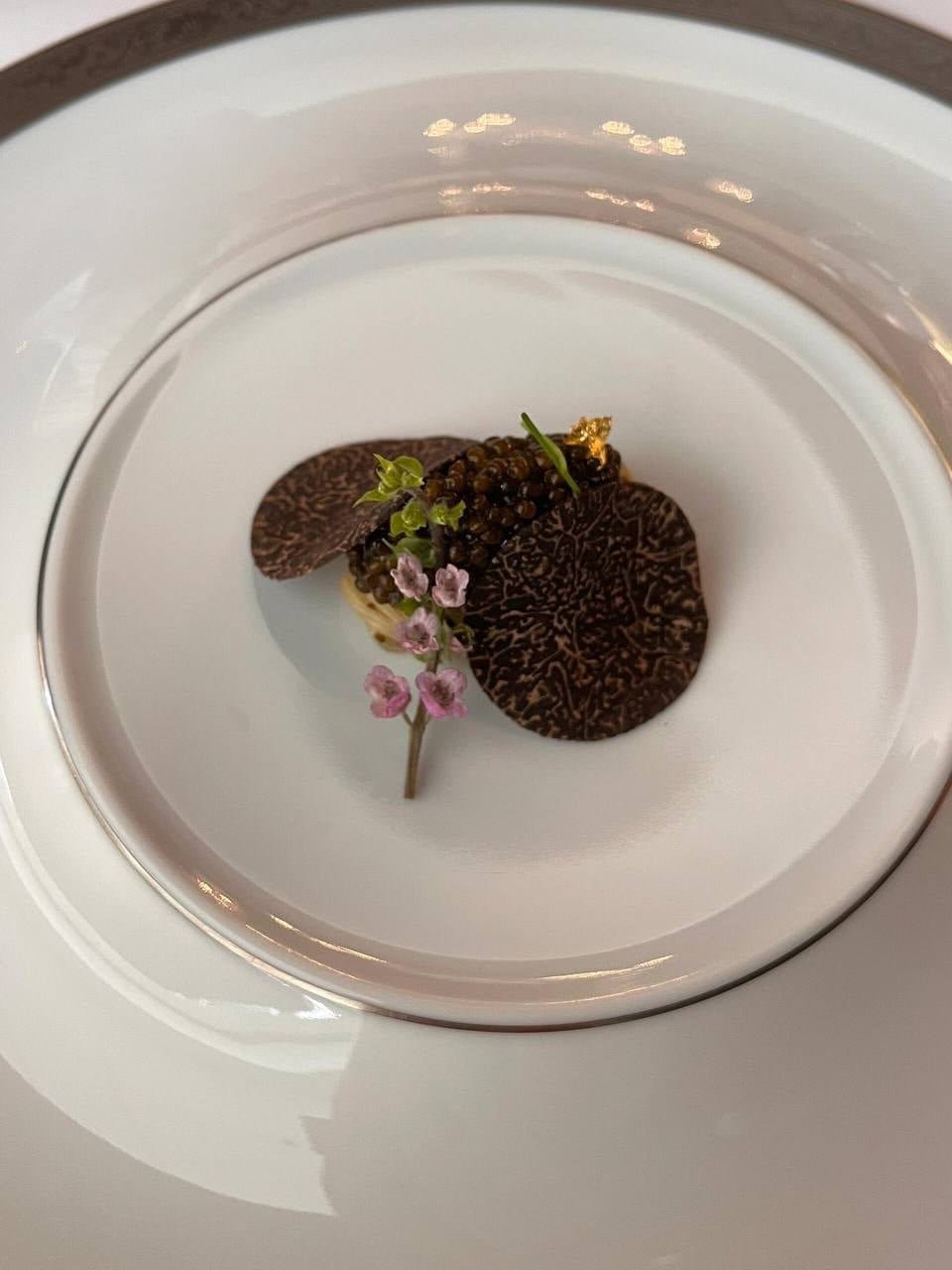 今天在Le Cinq吃到了人生 truffle 片片…