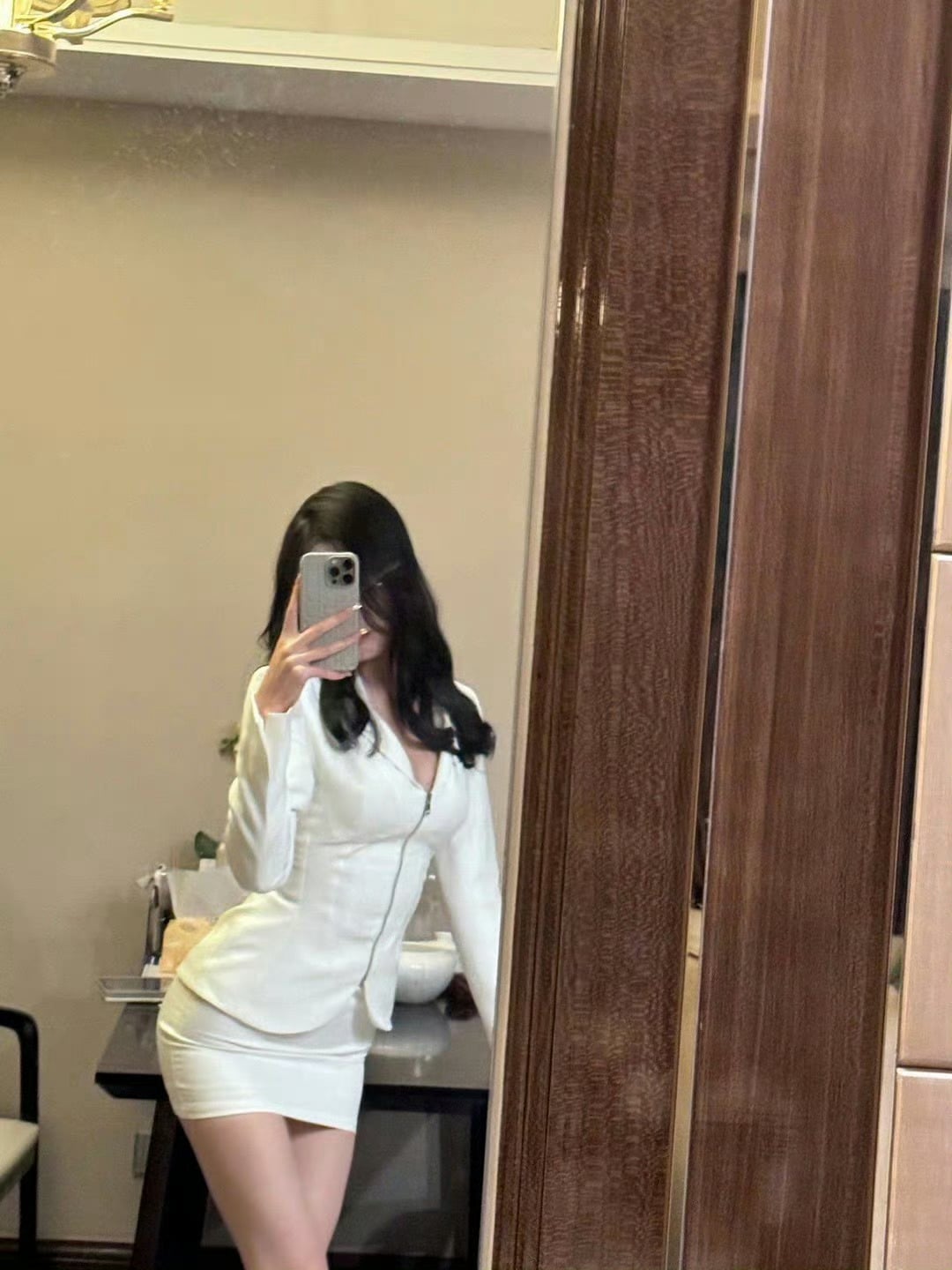 白西装+小短裙，今天在酒店试衣间偷拍自己…谁懂啊！