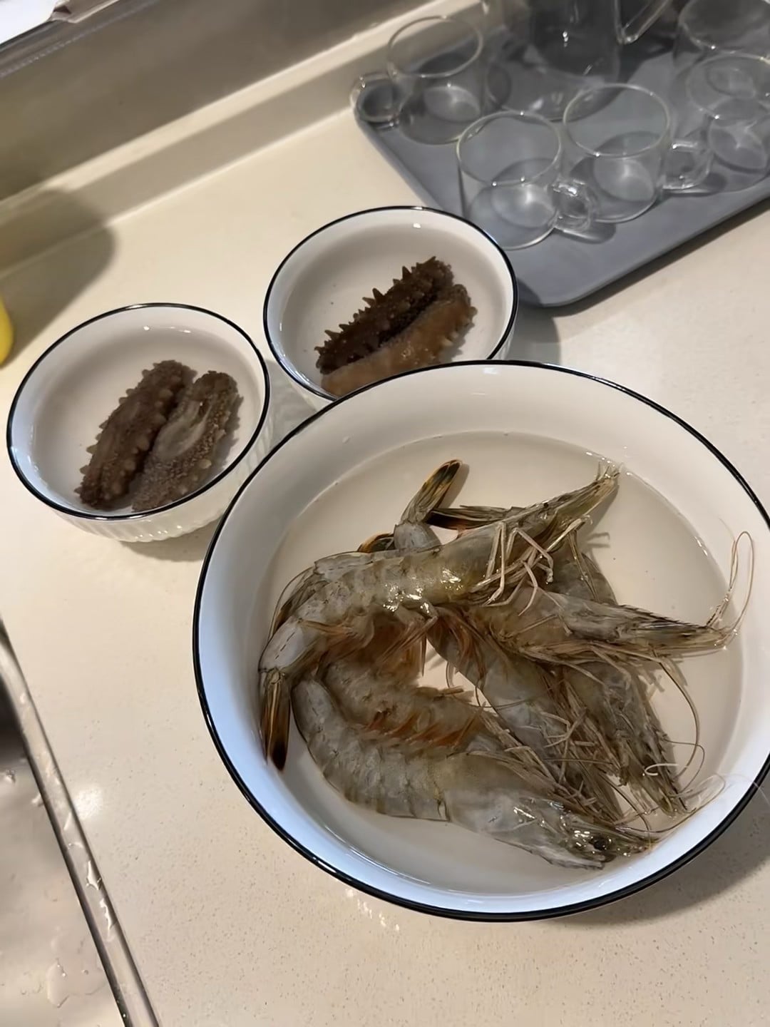 今晚的晚餐：海味组合拳，虾+海参，水里泡着等下炒