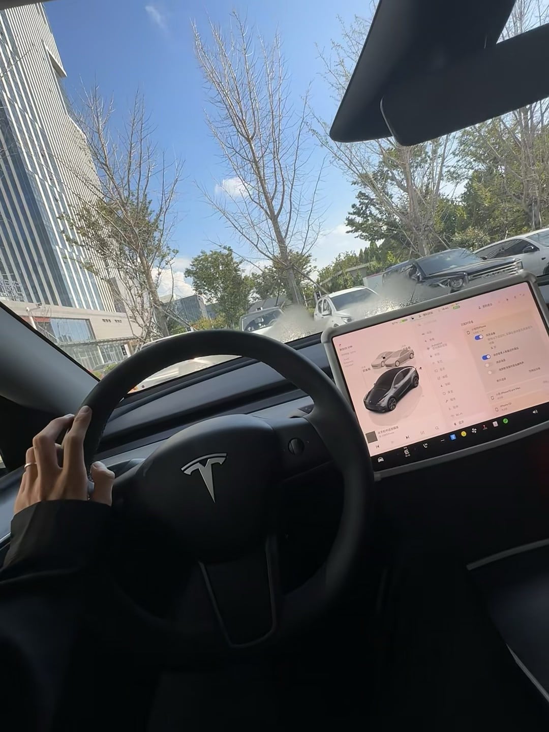 通勤路上的粉色小车车～今天在City Center停车场临时停靠，顺手拍了下中控屏
