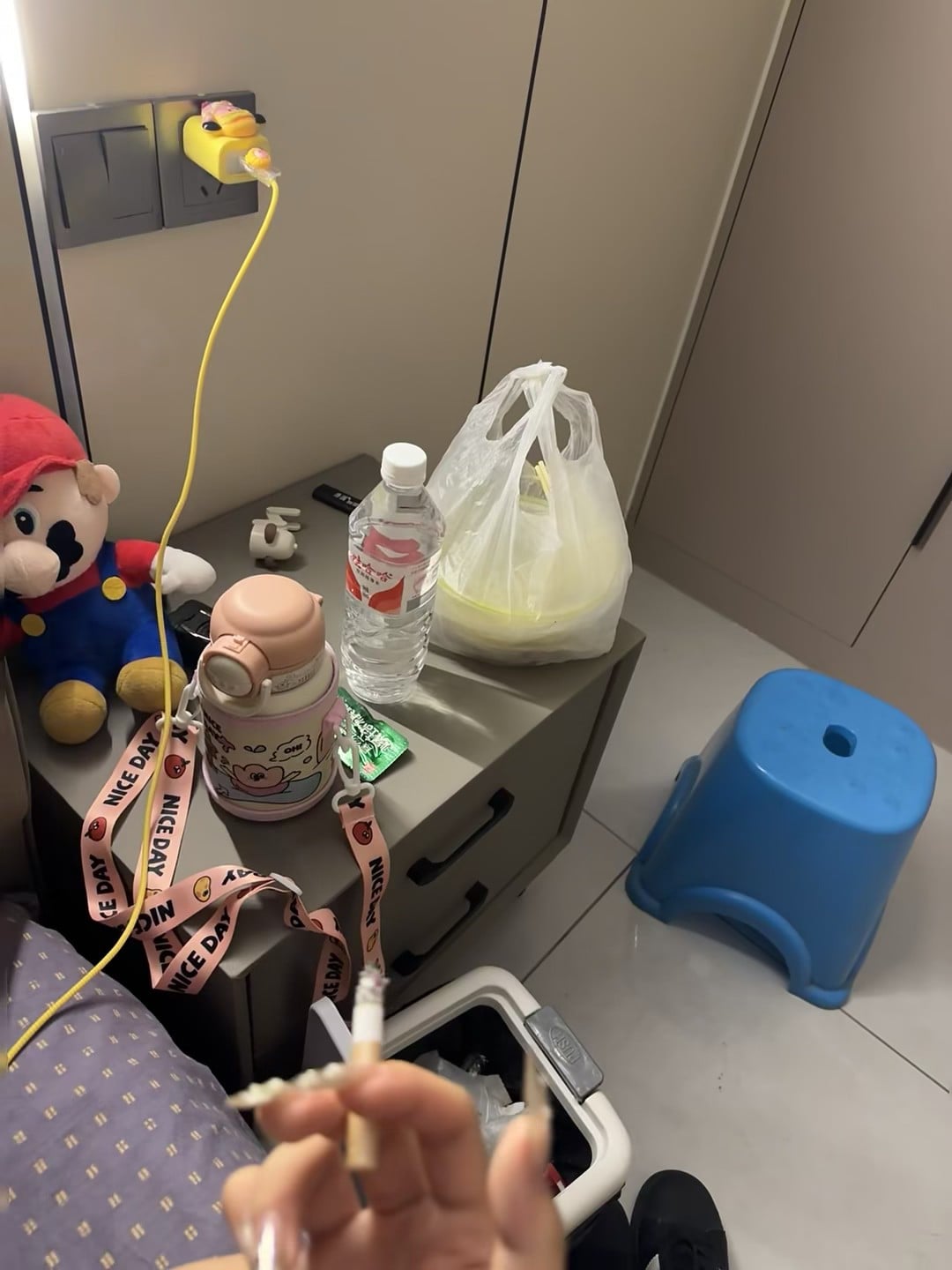床头充电线绕着马里奥，烟灰缸是垃圾桶——今晚的‘生活感’拉满了