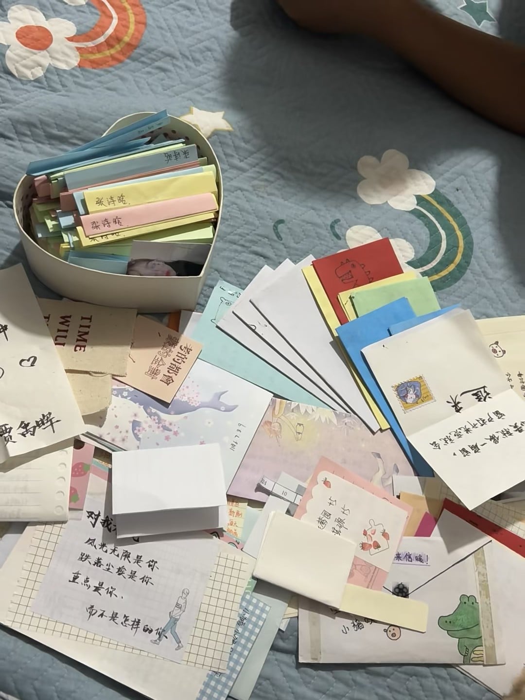心形盒里塞满小纸条，今天在床边拆了整本回忆册