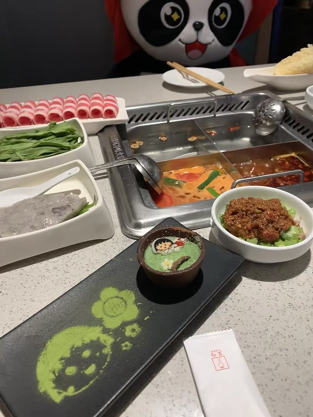 在City Center新开的熊猫主题火锅店，连甜品都印着小丸子…今天吃撑了