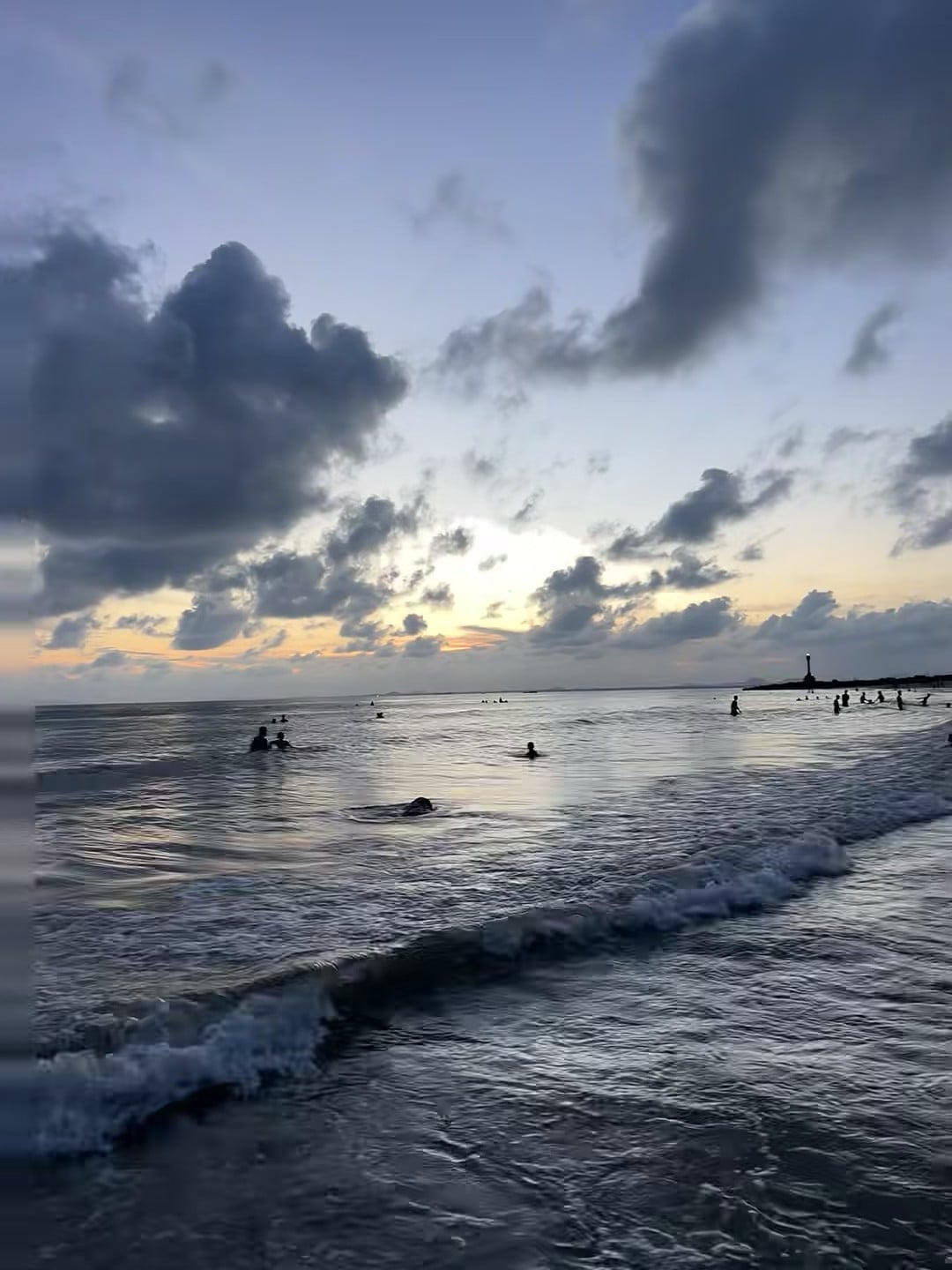 日落时分的海，有人在浪里打滚，有人在发呆
今天在Kuta Beach泡到天黑