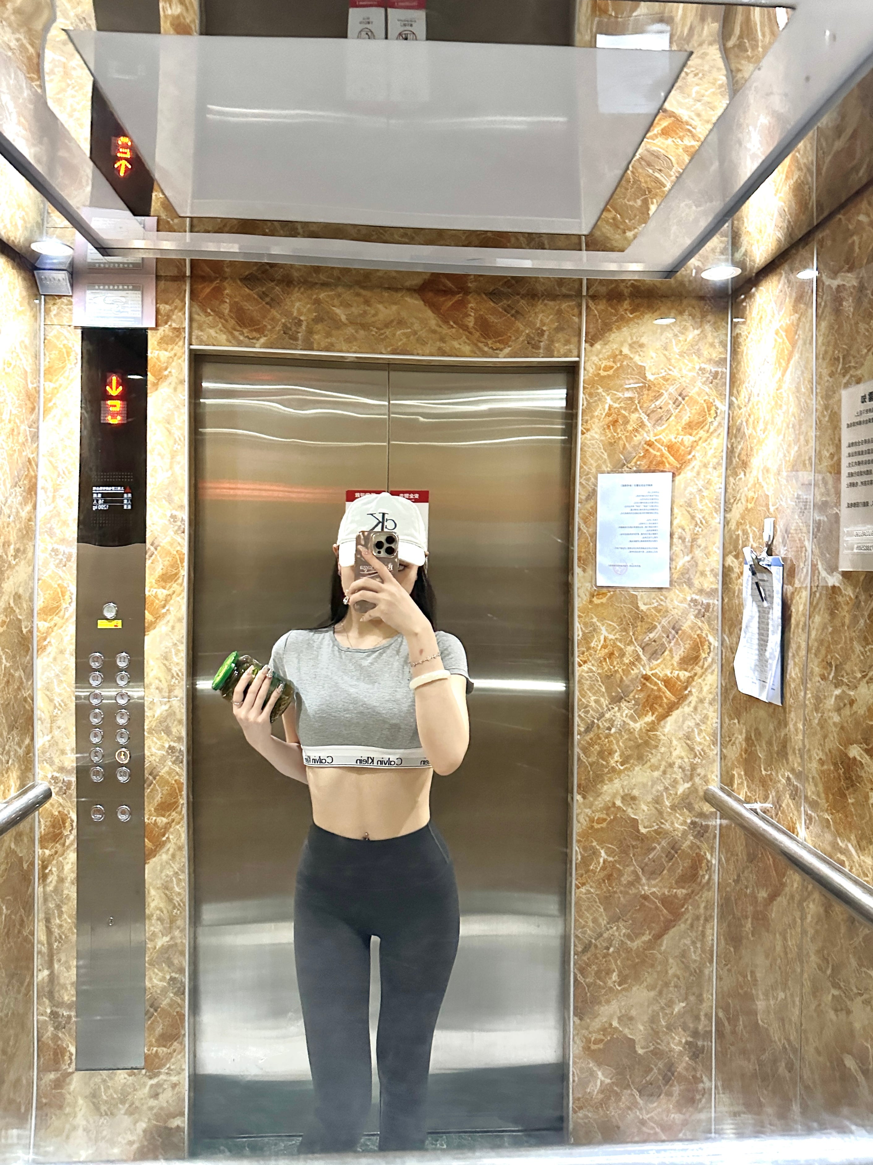 电梯镜子里的日常：今天穿了Calvin Klein，但瓶里是楼下超市买的腌黄瓜