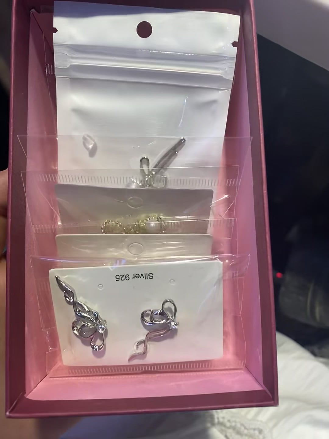 拆开新买的银饰盒，925纯银小蝴蝶在粉盒里闪闪发光～