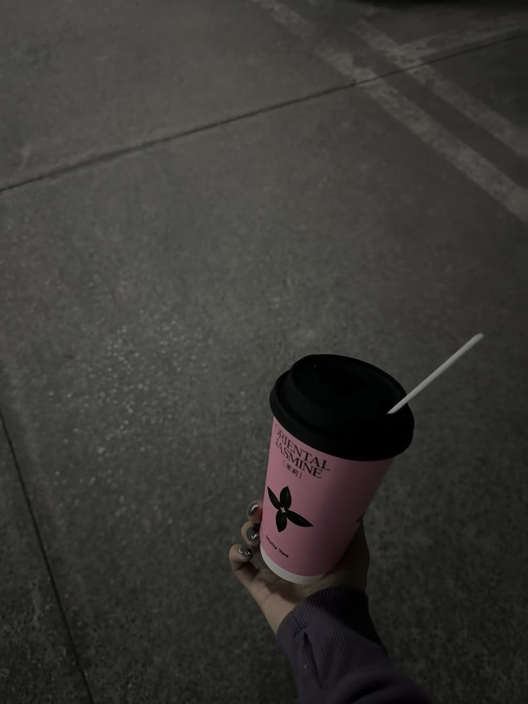 夜跑后顺手买的茉莉茶，黑盖粉杯配水泥地，意外和谐