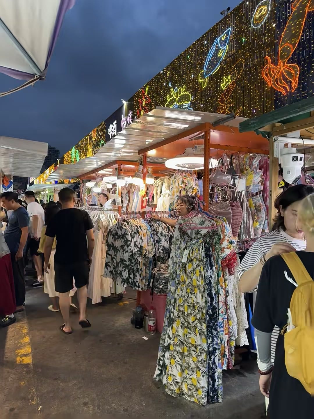 夜市摊位前被这件柠檬叶长裙勾住，老板娘说‘试试看？’