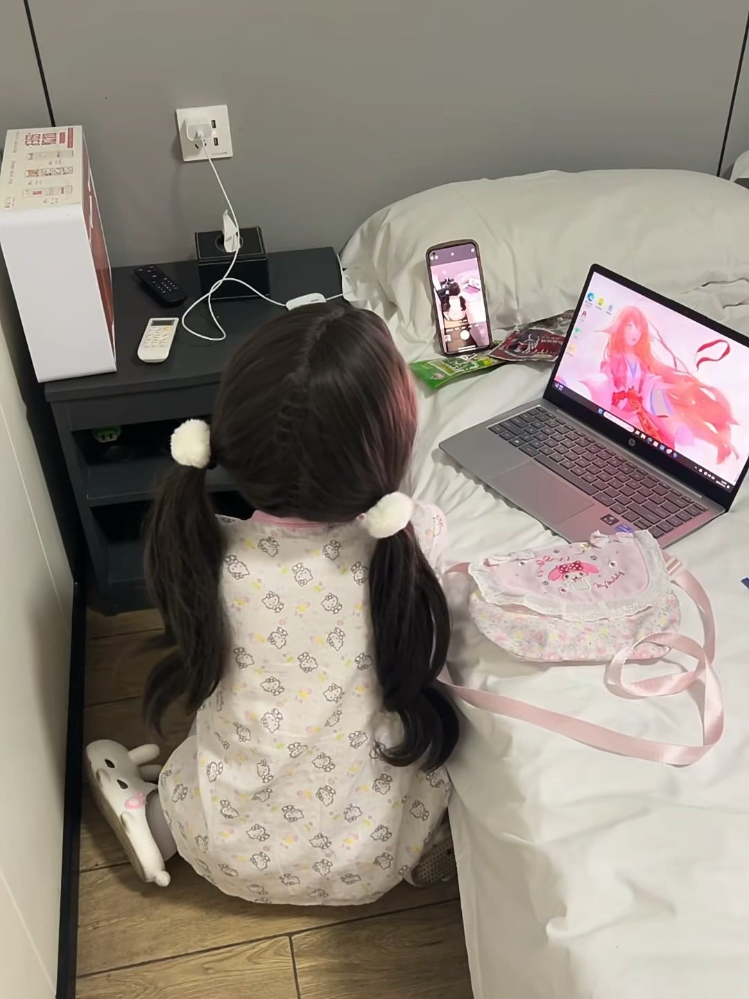 睡前小仪式感：她追着屏幕里的红发少女，我蹲在床边偷看手机直播