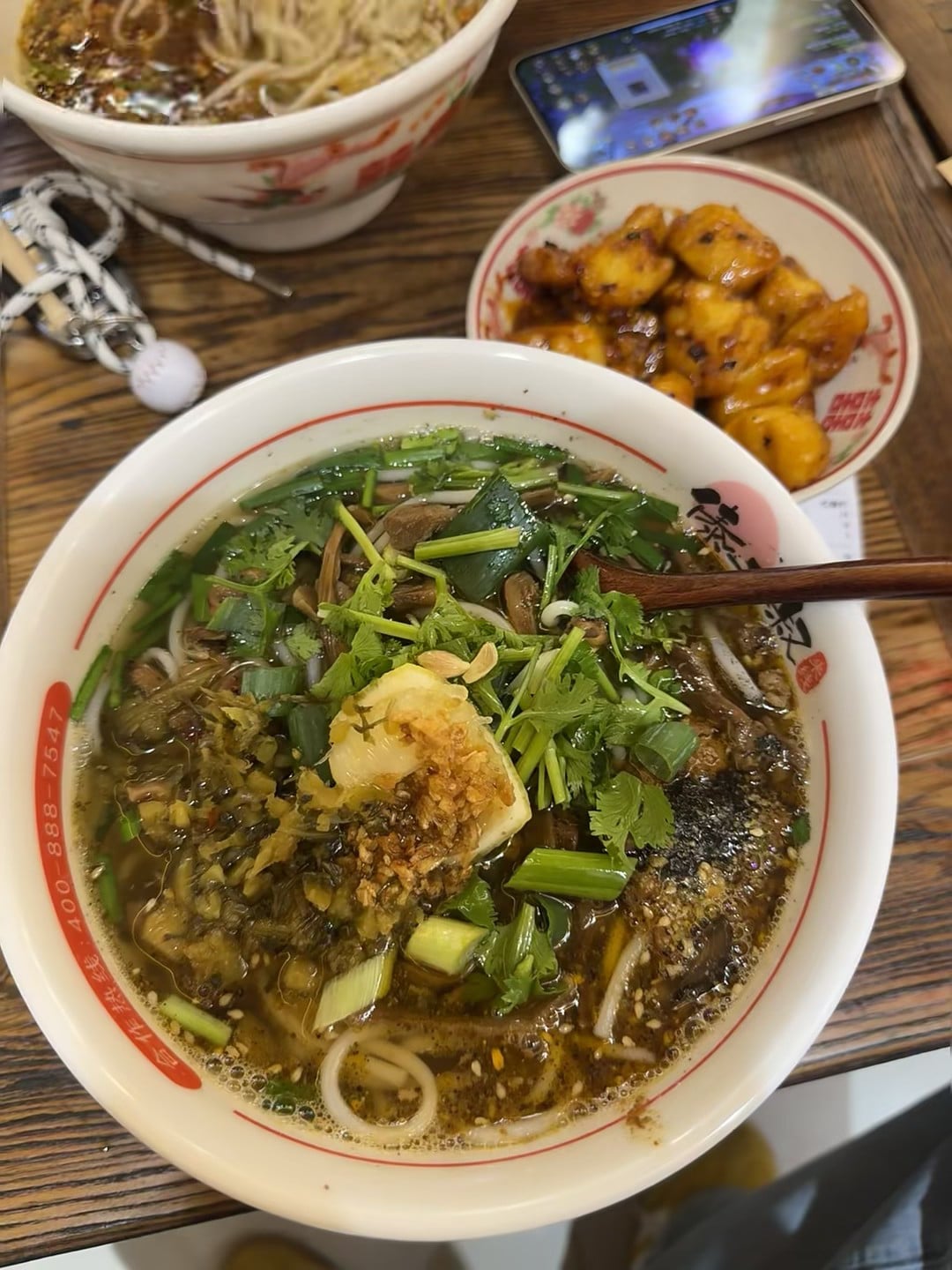 今天在街角小馆子偷吃了一碗酸菜牛肉粉，配的糖醋排骨绝了