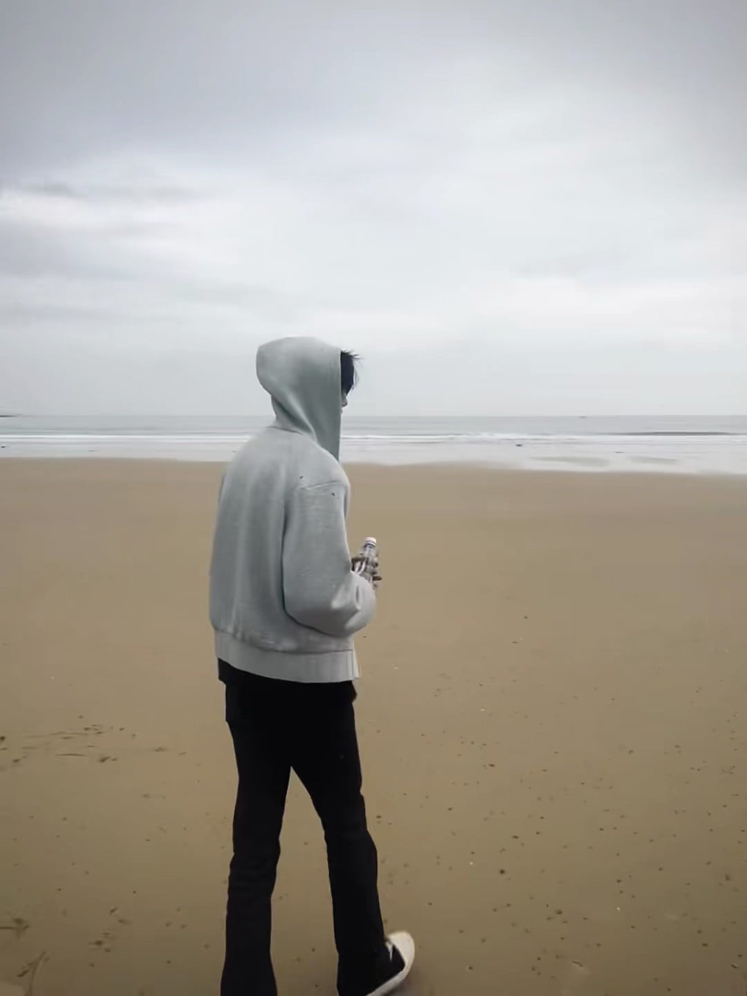 阴天海边散步，连风都懒得说话了